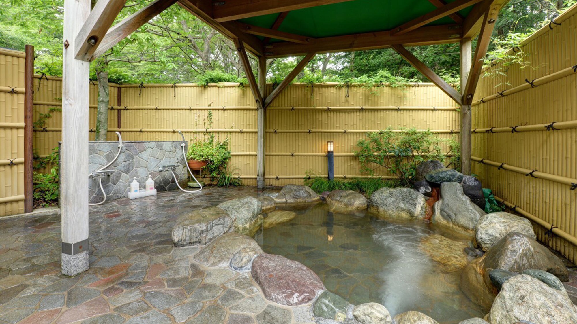 * Open-air bath / Large enough for 5 or 6 adults to relax together.