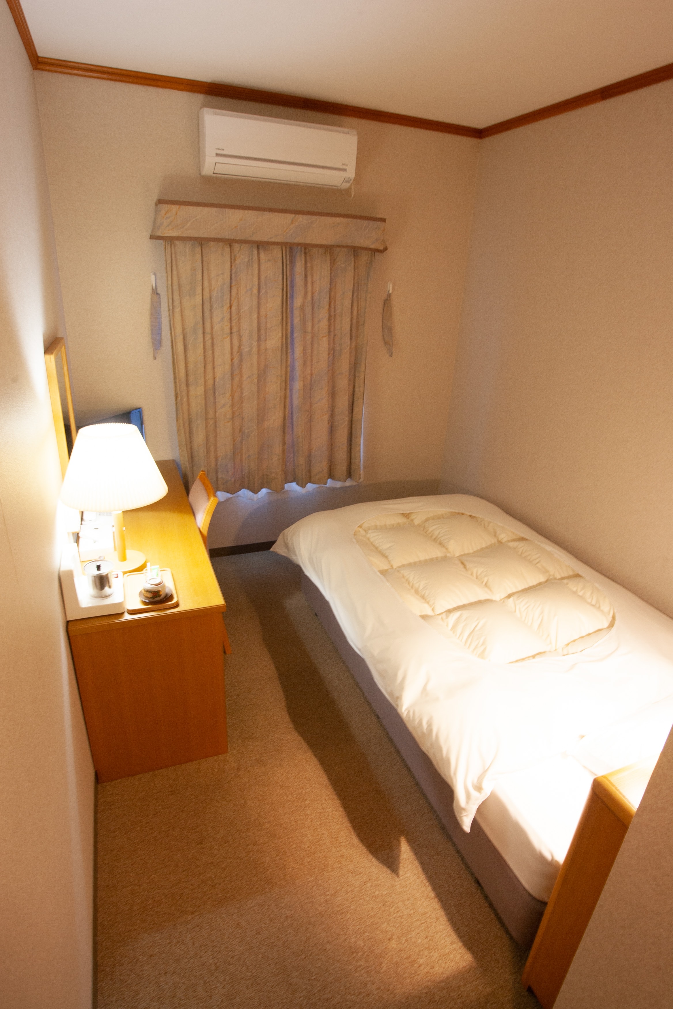 Kamar single gedung hotel (total 58 kamar) dari pintu masuk