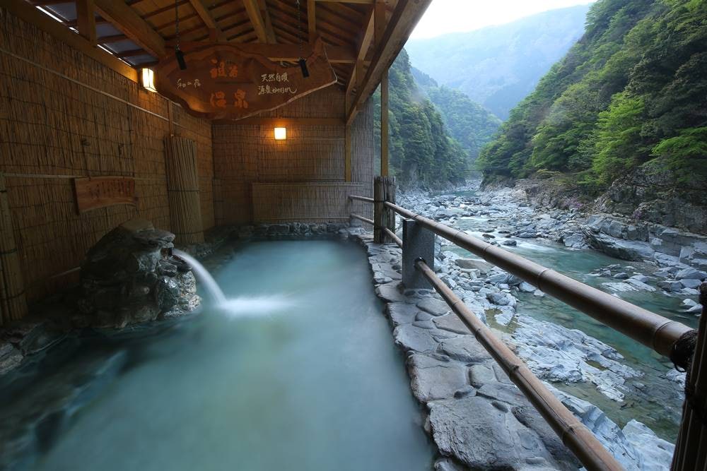 新鮮的綠色源泉露天浴池，山谷中的溫泉