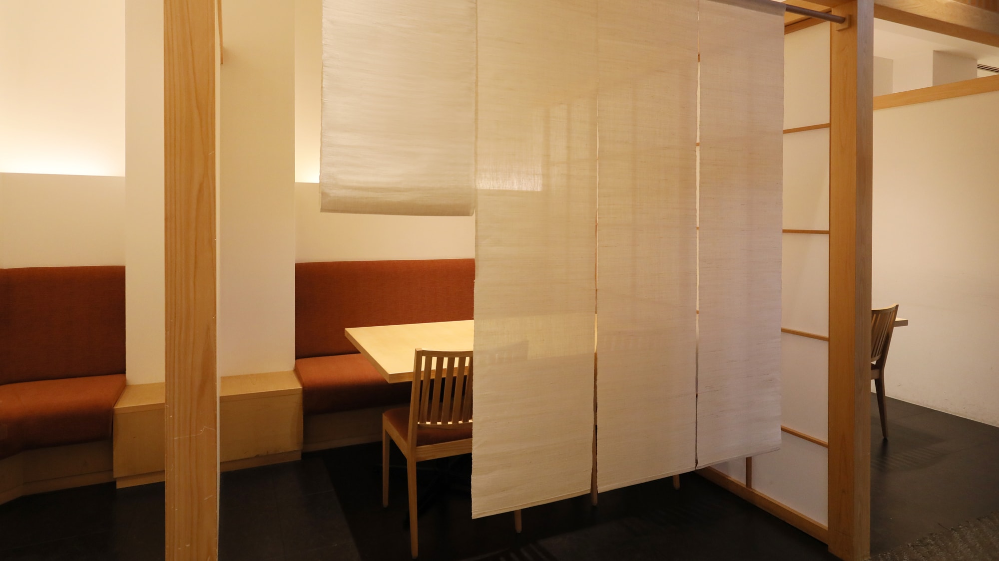 BOX seats in a semi-private room of the main dining Yuraku. If you lower the curtain, it will be difficult to see from the outside.