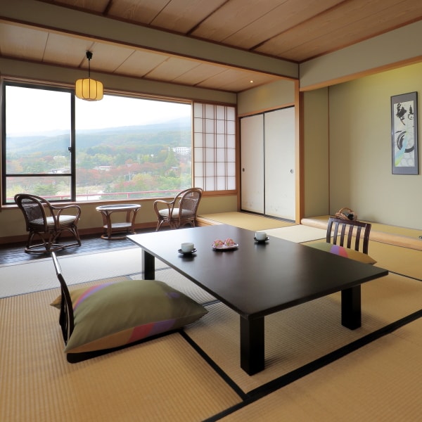 Japanese-style room on the pond side boasting a view (example)