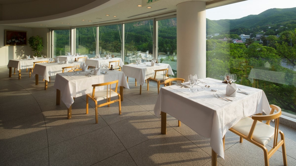 [Main restaurant with mountain view] Enjoy a delicious breakfast with a refreshing view in the morning.