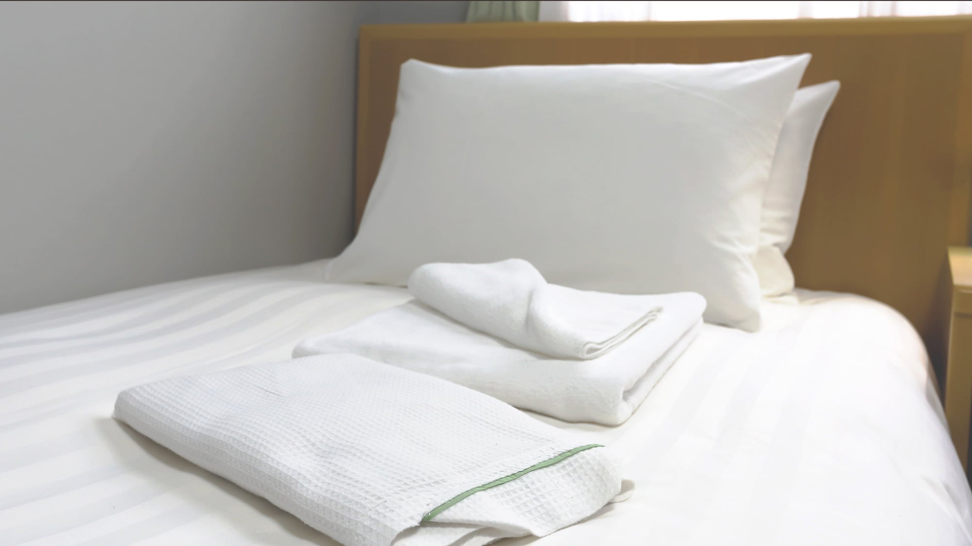 ・ Towels and nightwear are available.