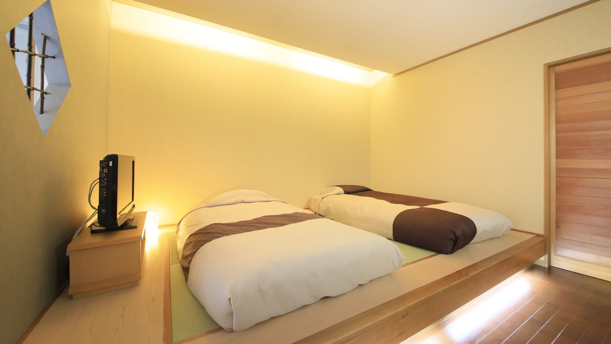 [Example of guest room] Guest room with open-air bath in the annex (twin) & hellip; A new style room with a Japanese-style bed.