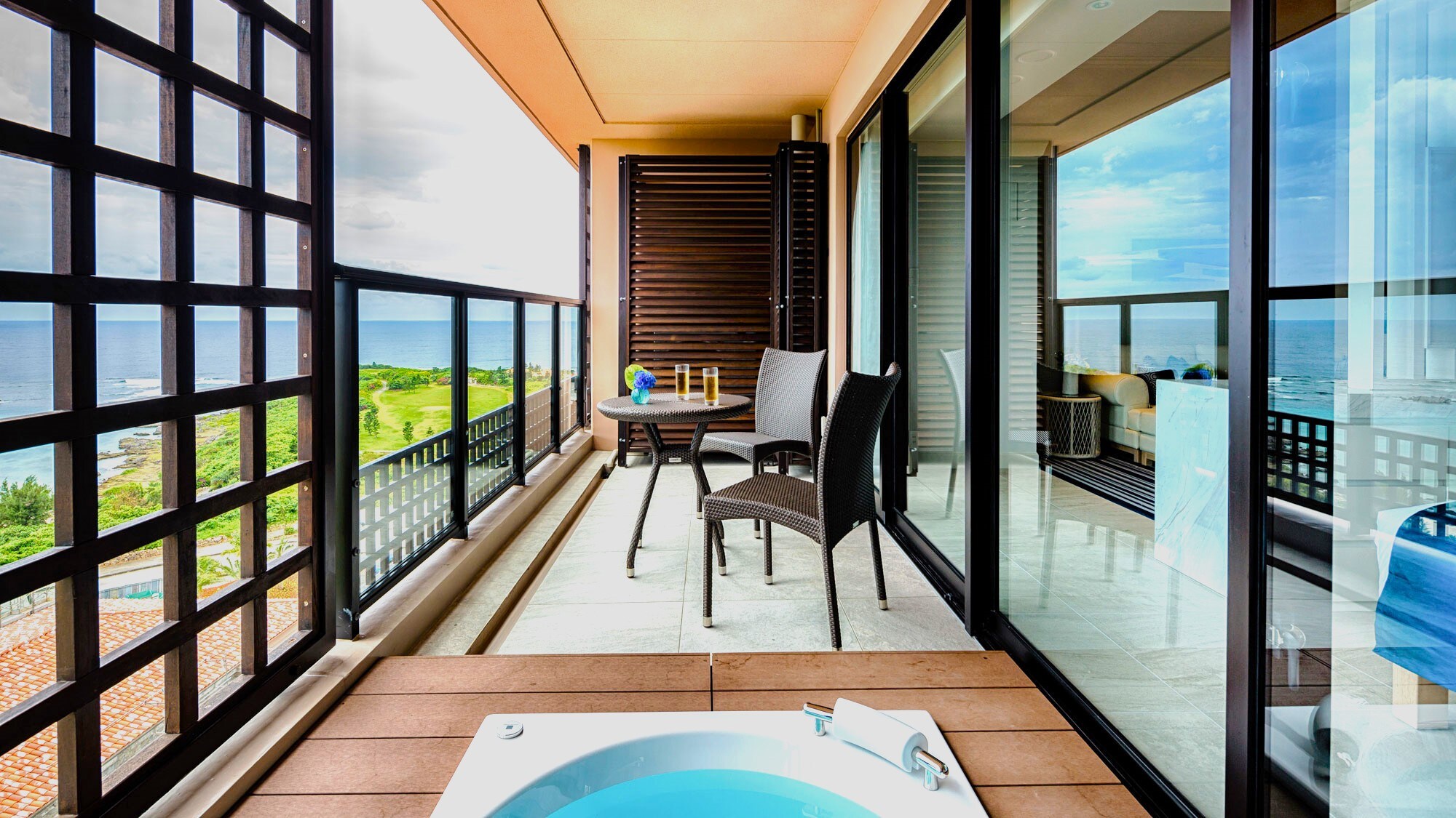 [Bayside/Superior Room (51m2/5th-8th floors) <Ocean View>] Includes a jacuzzi with ocean views