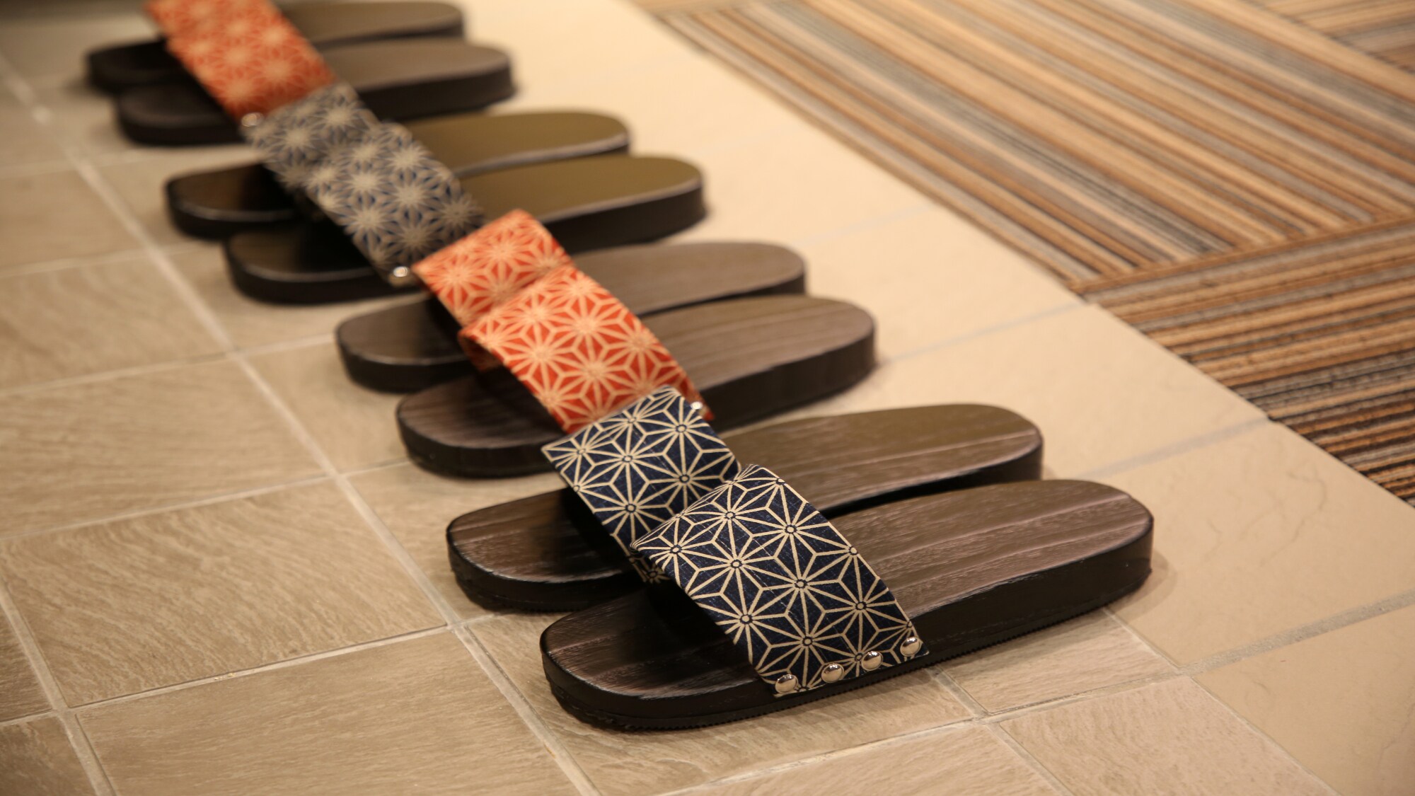 Thay một bộ yukata và đi dạo thư thái.