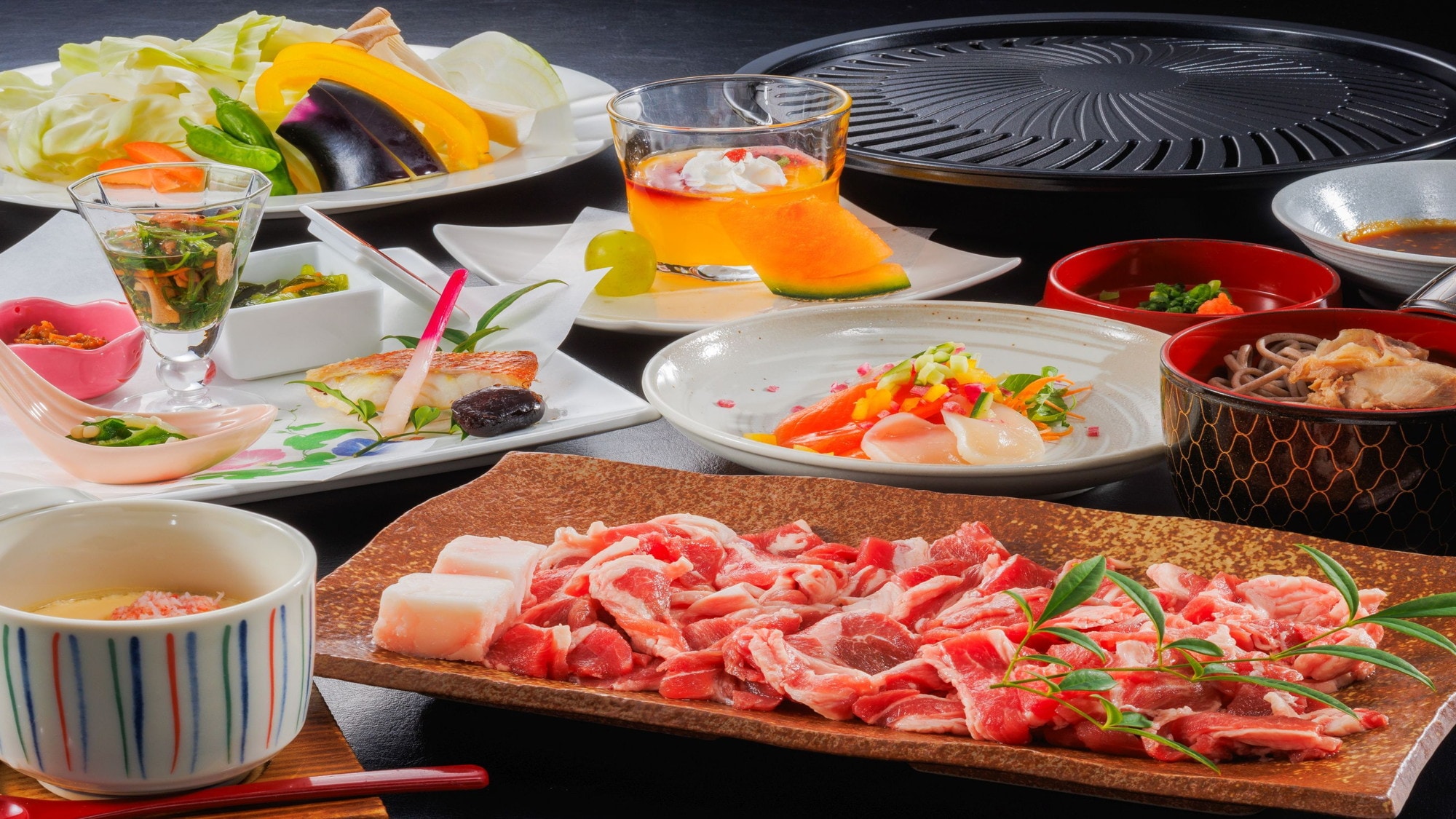 [Zao specialty Genghis Khan set] Enjoy juicy raw lamb grilled to your liking in an iron pot.