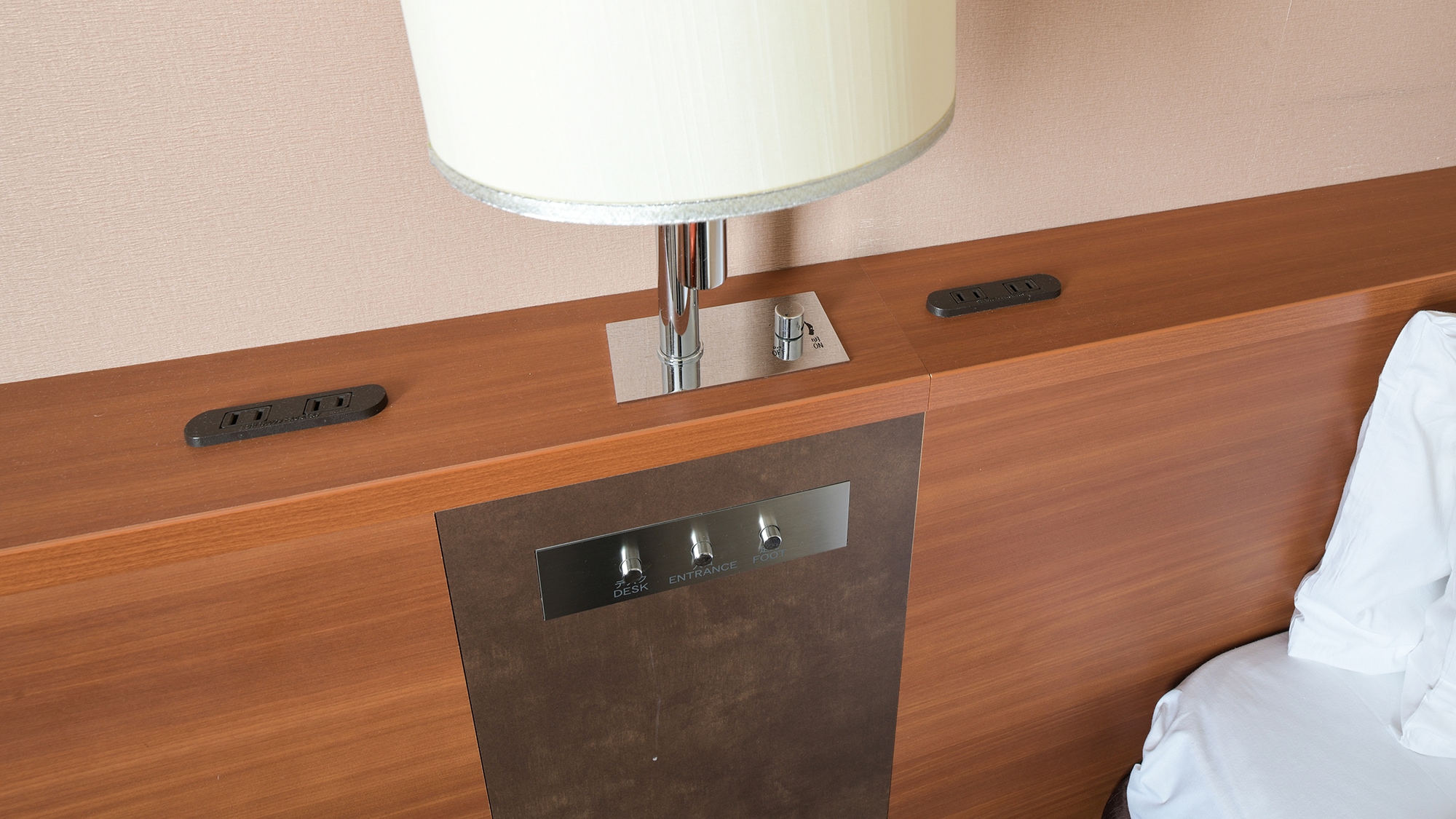[Double room] There is an outlet at the bedside
