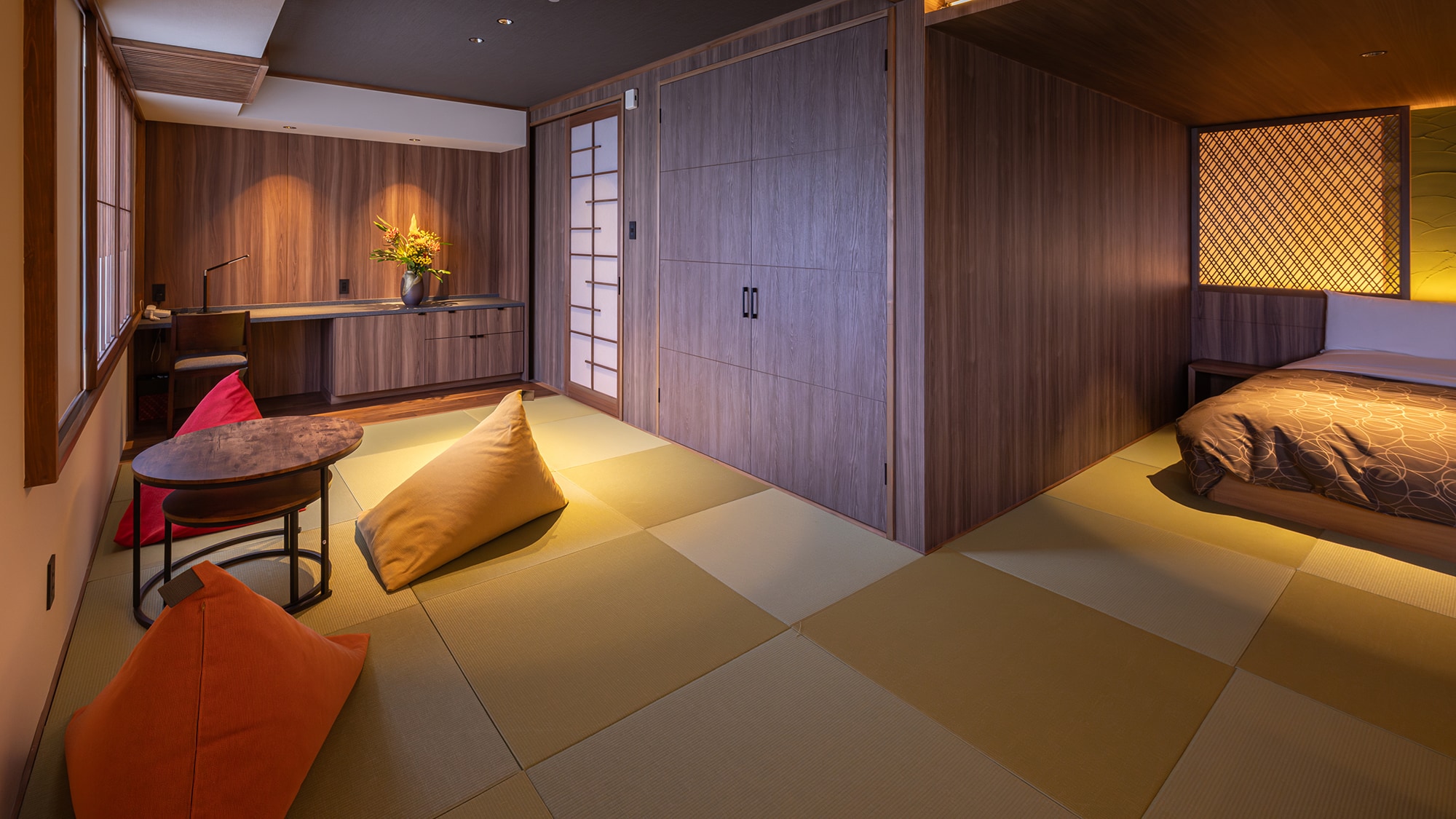 A spacious 56 square meter Japanese-Western room suitable for families. A relaxing moment on a bed designed for a good night's sleep