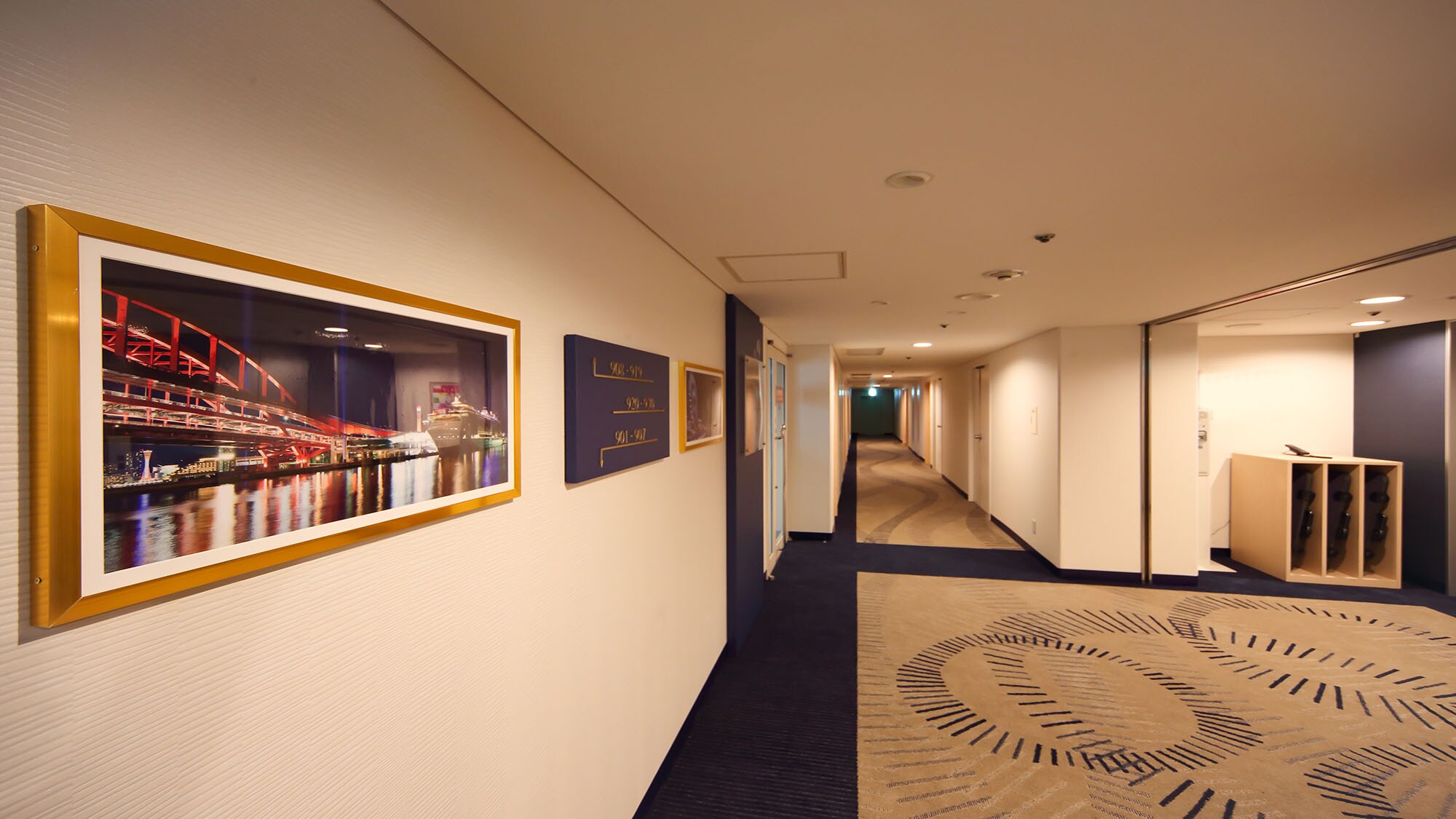  Koridor depan lift lantai standar