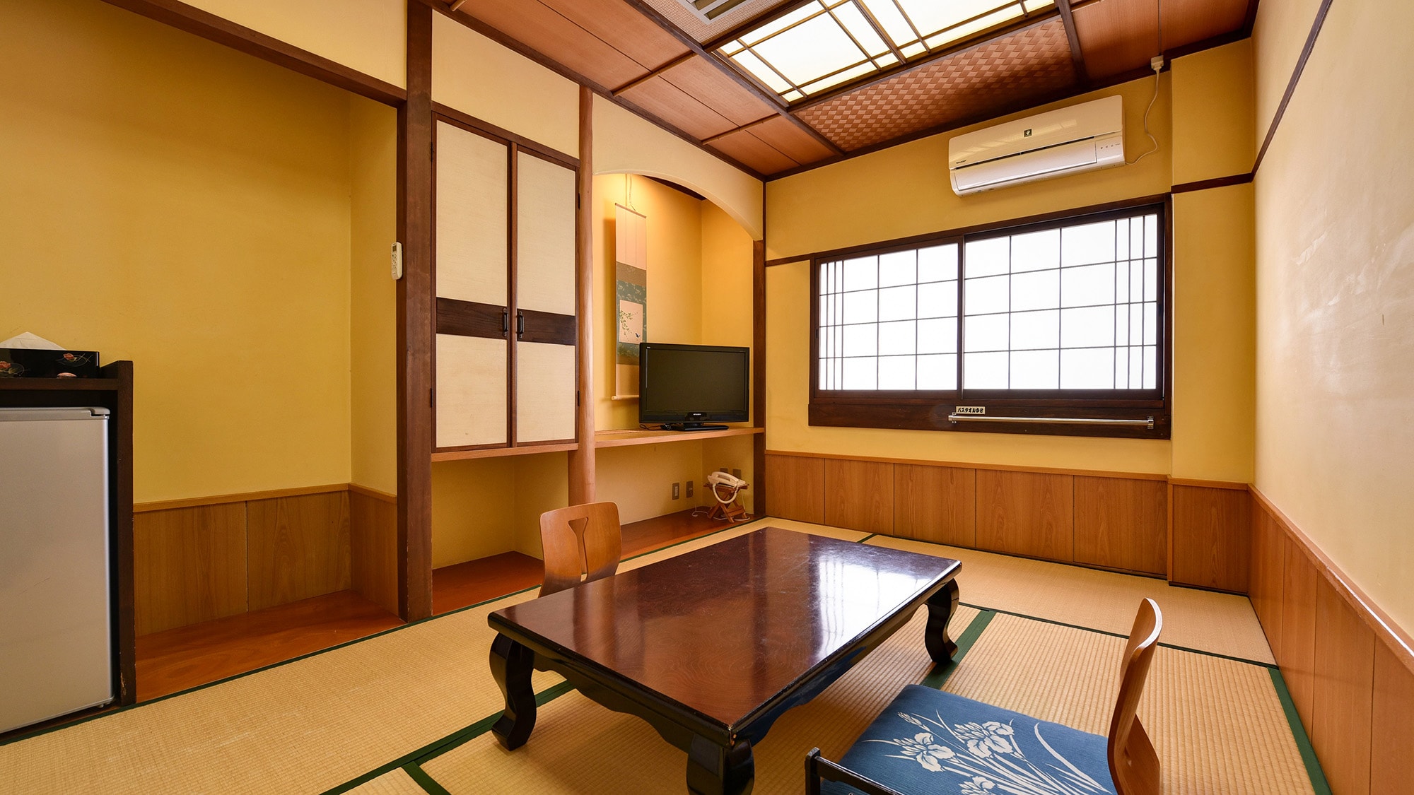* [Japanese-style room 6 tatami mats (mountain side)] A relaxing and comfortable room.