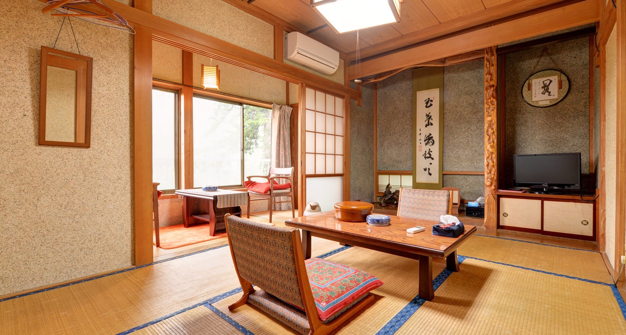 *Japanese-style room with 6 tatami mats (example of guest room) / Main building, new building, mountain side, river side view are all at the discretion of the inn