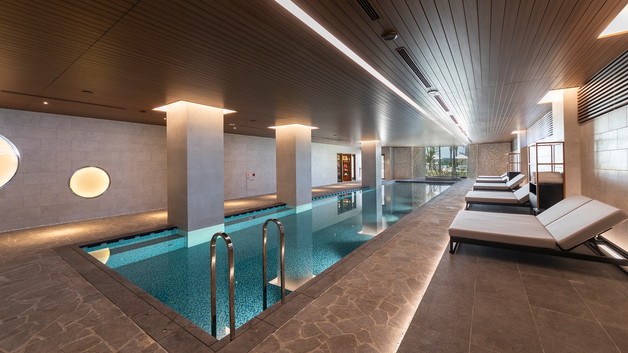 [Indoor pool] There is one jet bath, as well as a steam sauna and a unique shower.