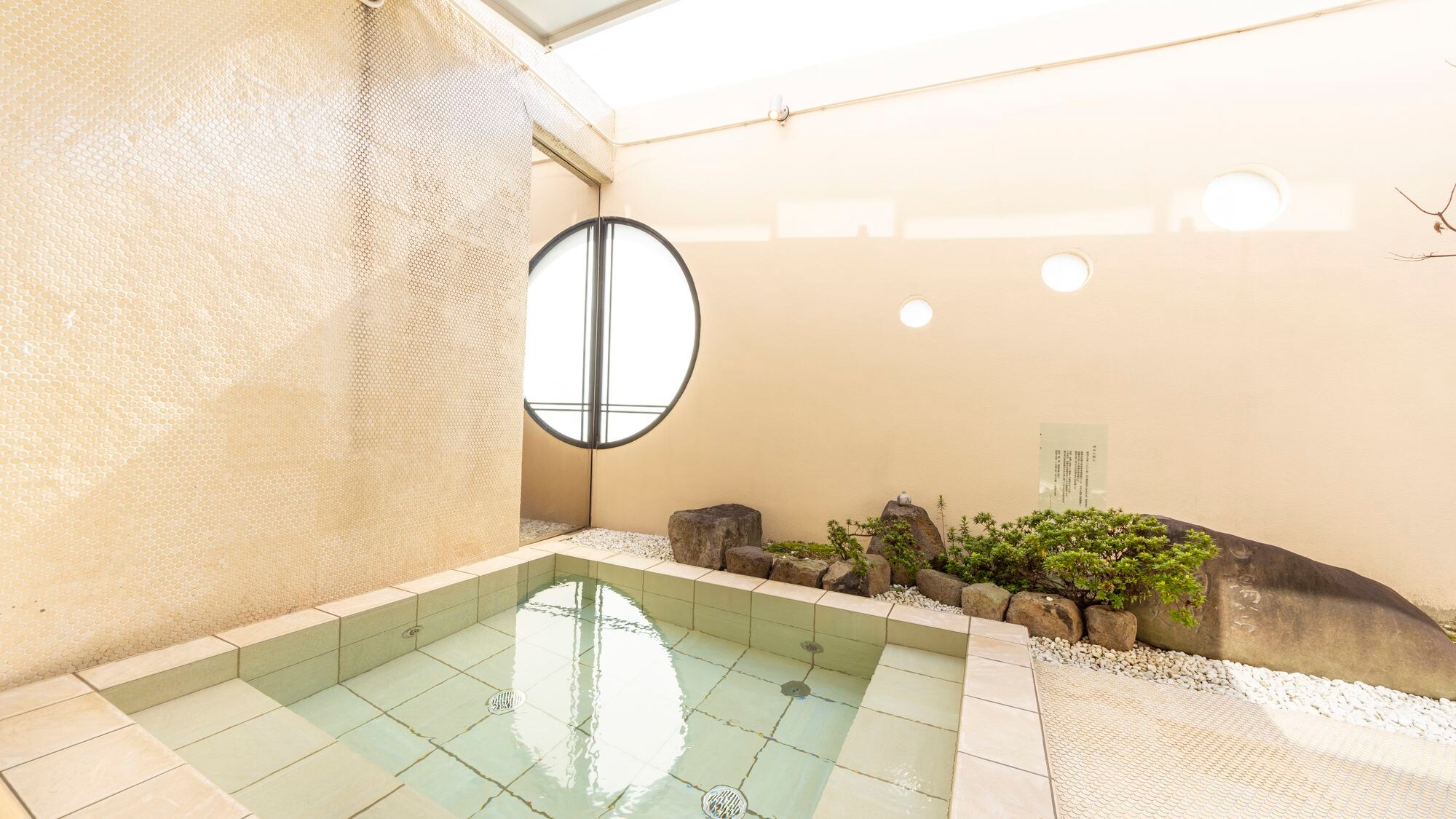 [松之汤] 露天浴池（女性）