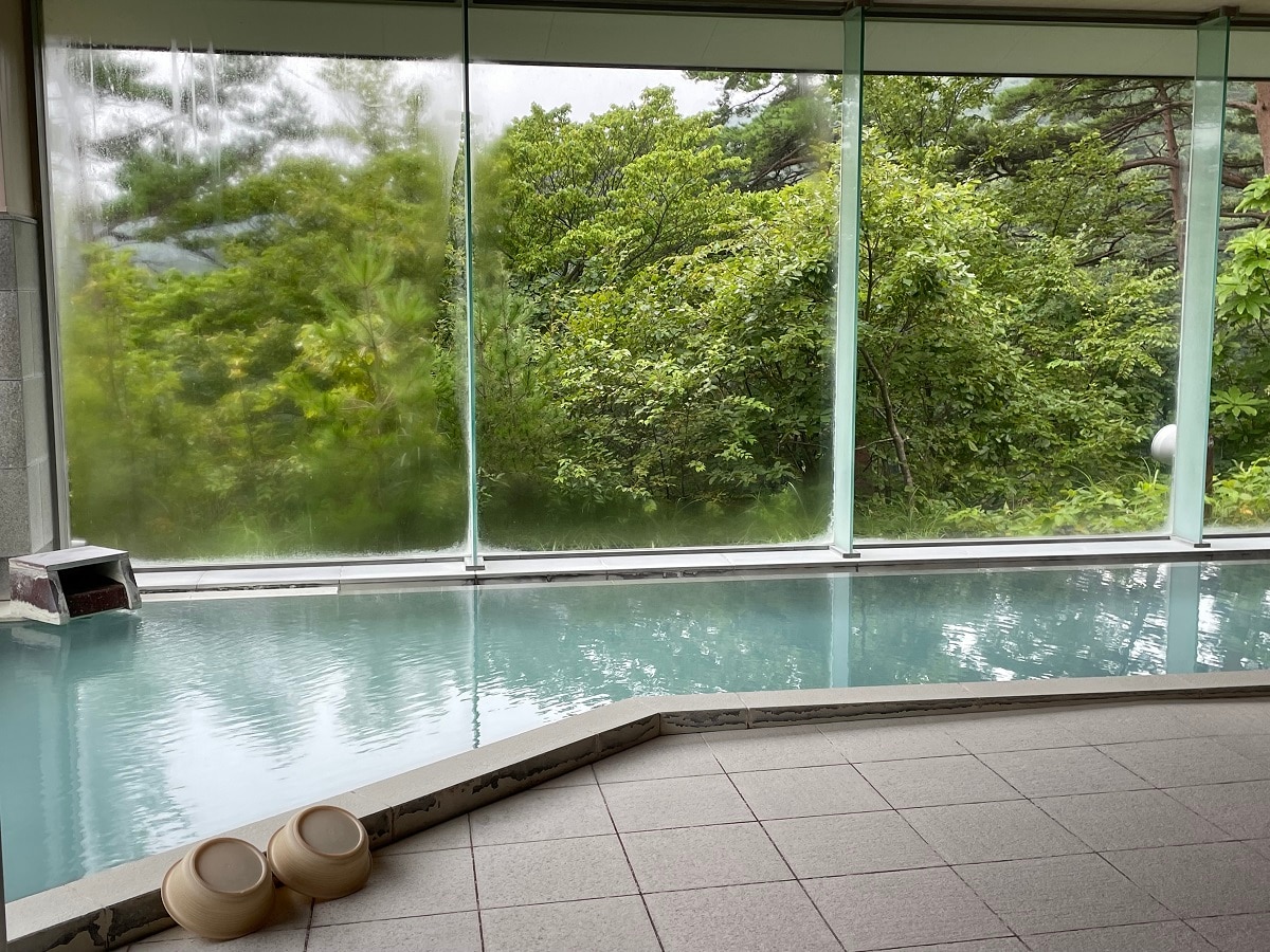 Large communal bath: The fresh green season where you can feel the power