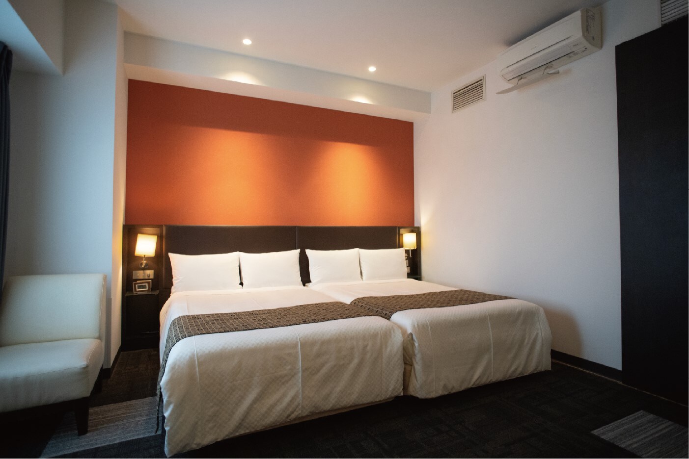 [25 square meters] Standard twin room with two Hollywood-style beds. Separate bath, washbasin and toilet.