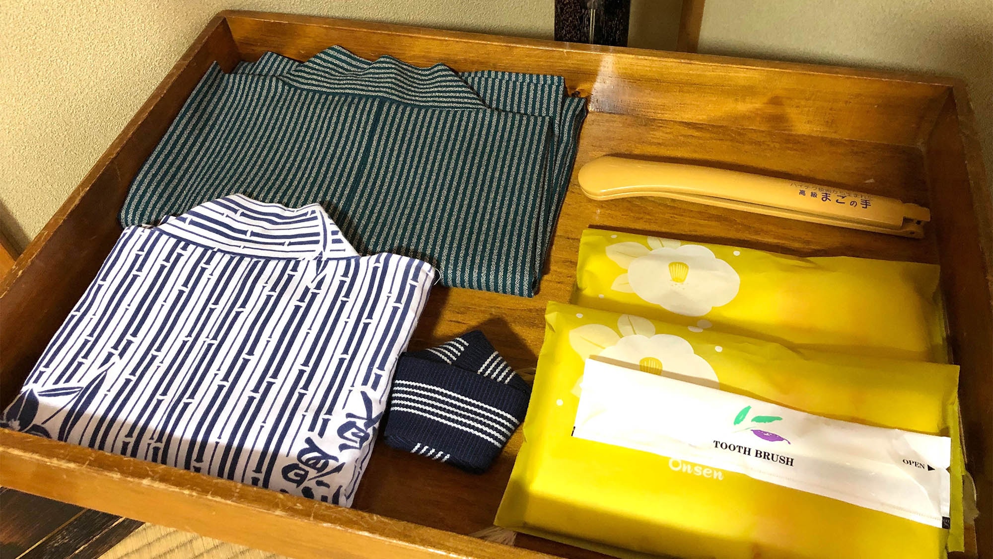 ・Yukata, towels, and hair brushes are provided in the room.