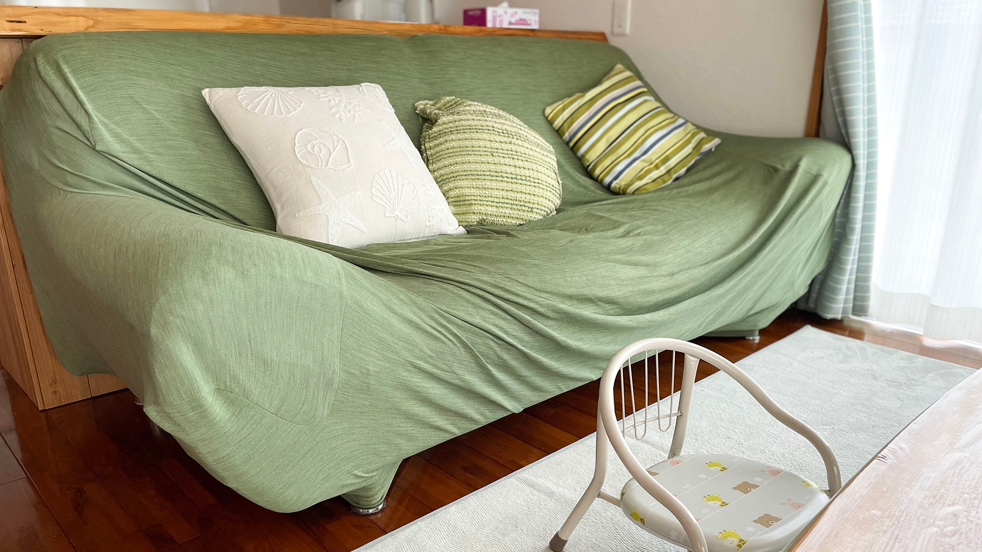 ・【리빙】푹신푹신 소파에 앉아서 편히 쉬실 수 있습니다. 어린이용 의자도 준비되어 있습니다.