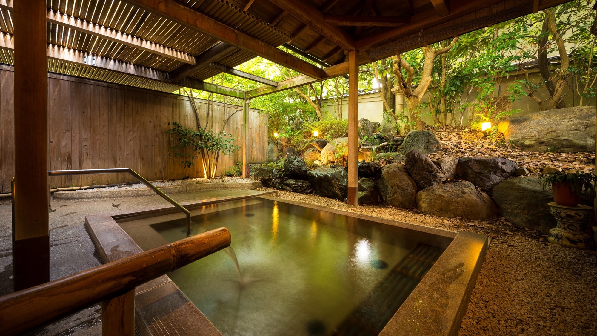 [Large public bath / open-air bath] Garden open-air stone bath