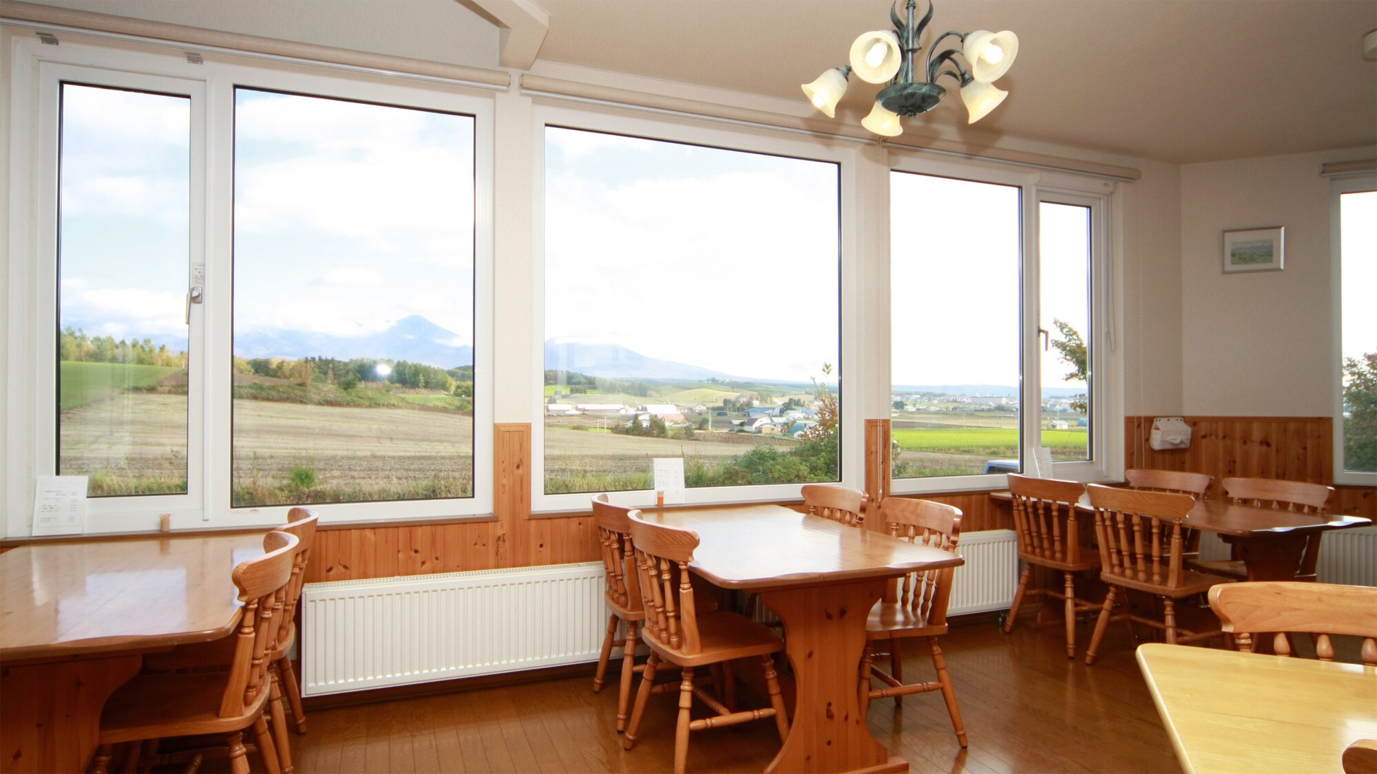 *เลานจ์/หน้าต่างบานใหญ่ให้ทัศนียภาพอันสวยงามของเมืองฟุราโนะ! คุณสามารถเพลิดเพลินกับมื้ออาหารของคุณที่นี่