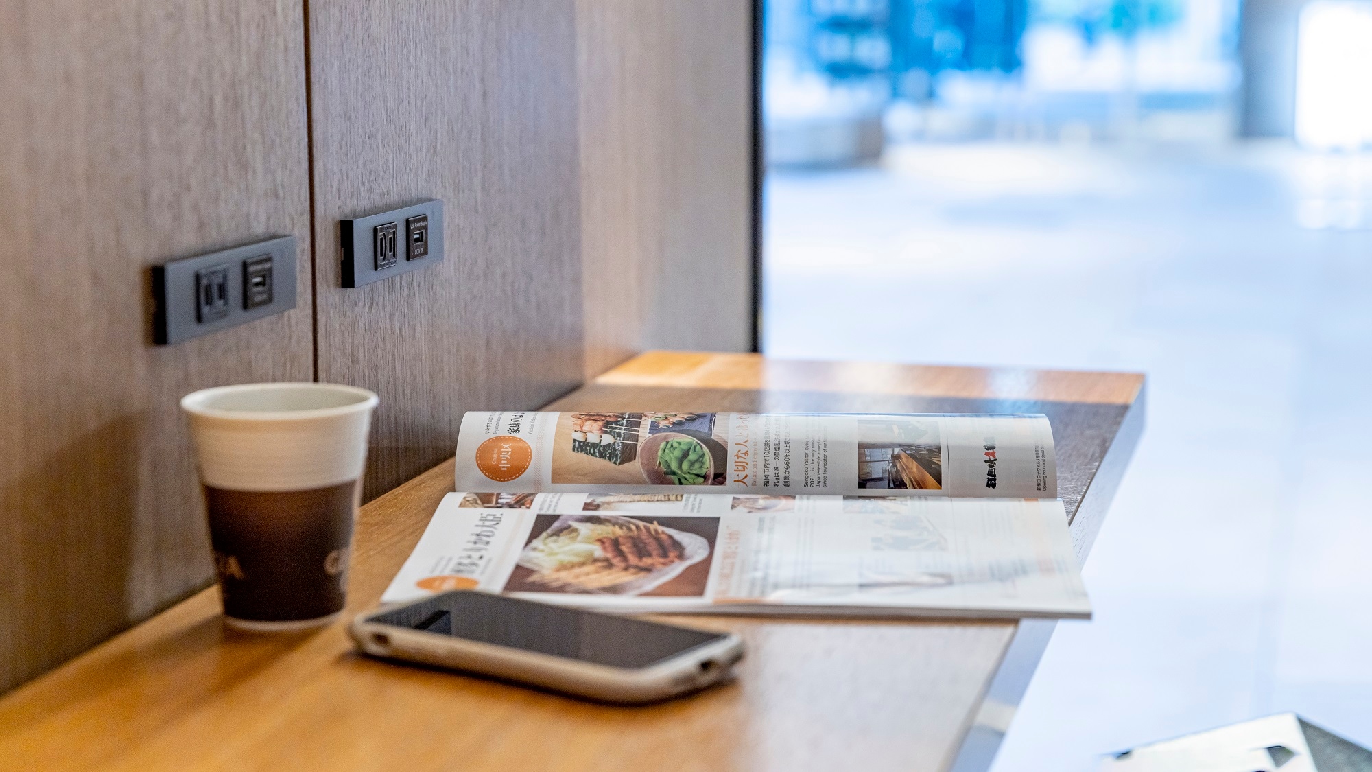 [Front Counter] In the lobby on the 1st floor, there is a counter fully equipped with outlets and USB outlets.