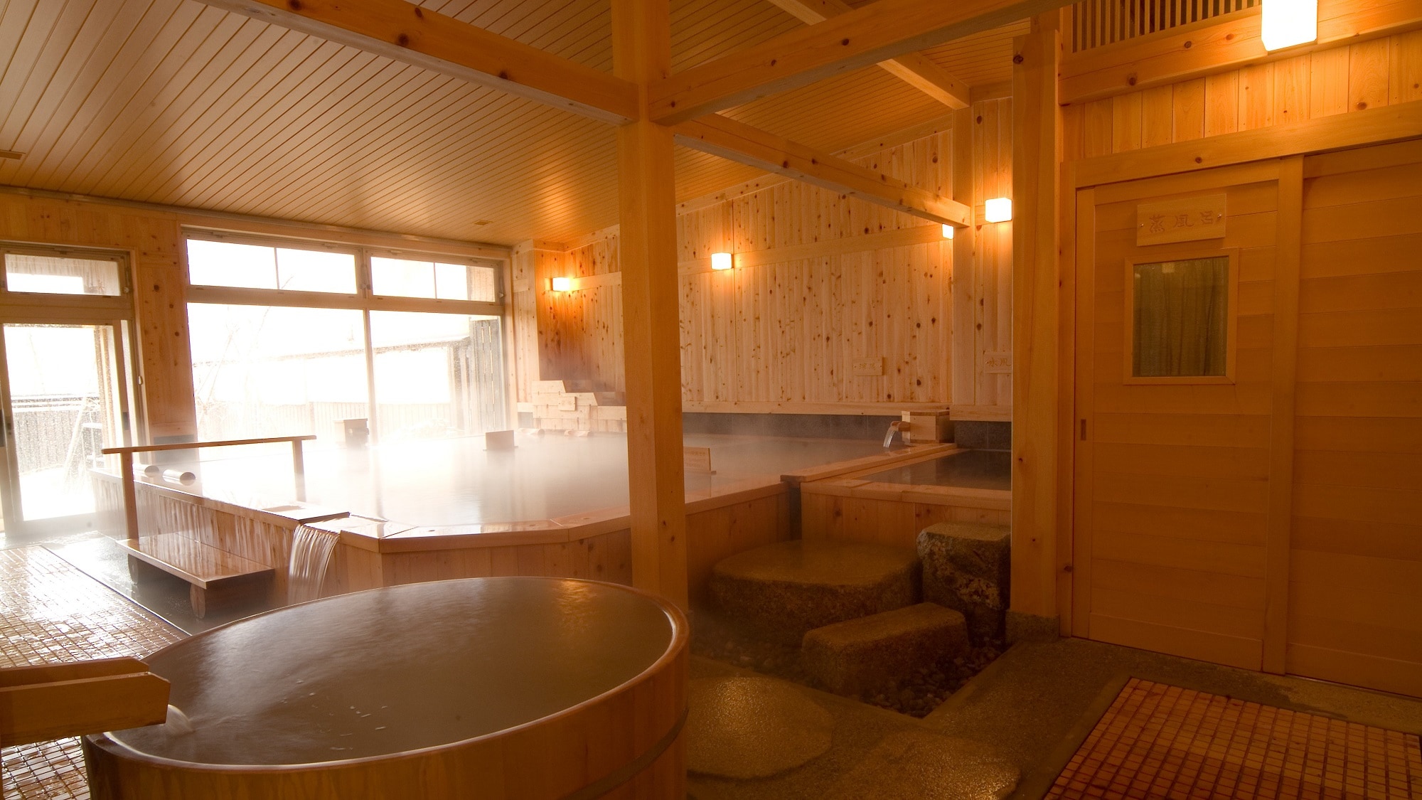 [Large communal bath]