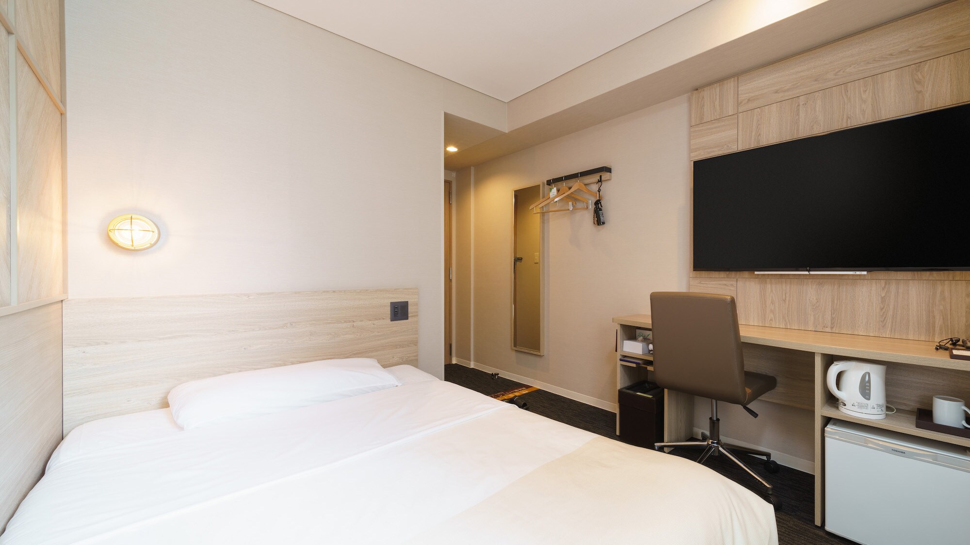 A 140cm wide bed and a mattress with just the right amount of firmness will ensure a good night's sleep.