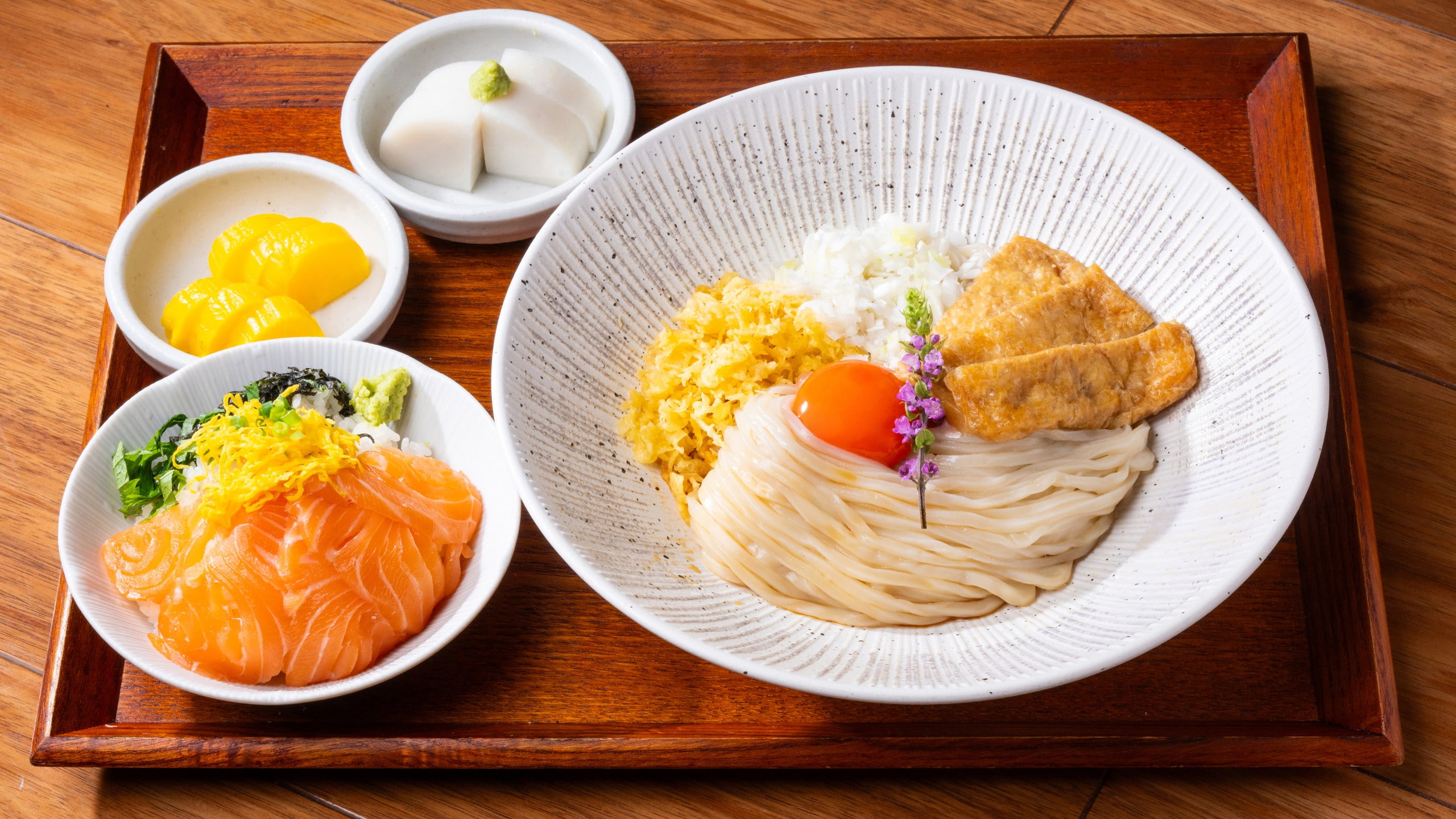 烏龍麵（熱或冷）+「山雪」迷你蔥油飯或迷你鮭魚飯