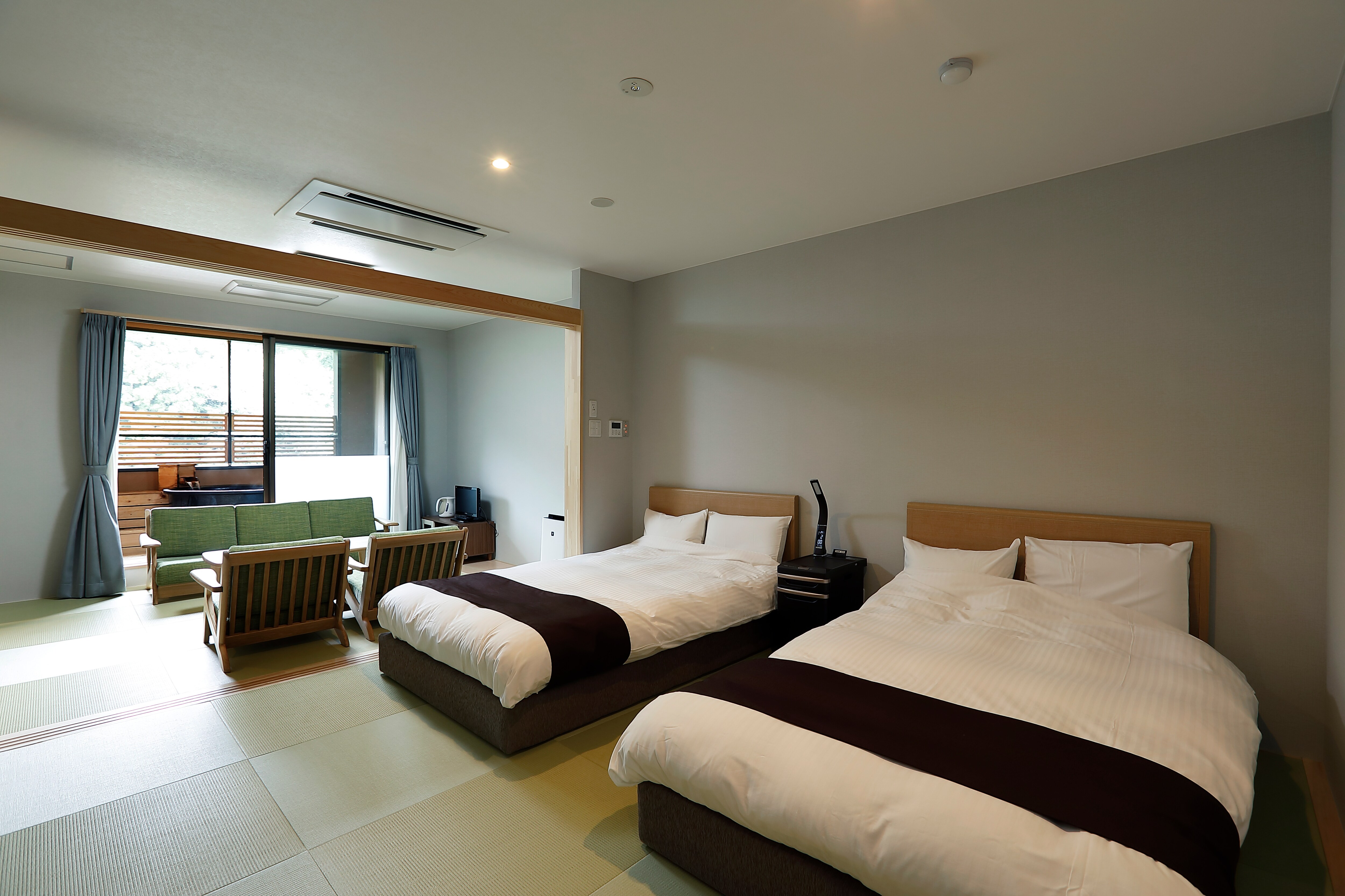 Kamar tamu dengan kamar mandi semi terbuka