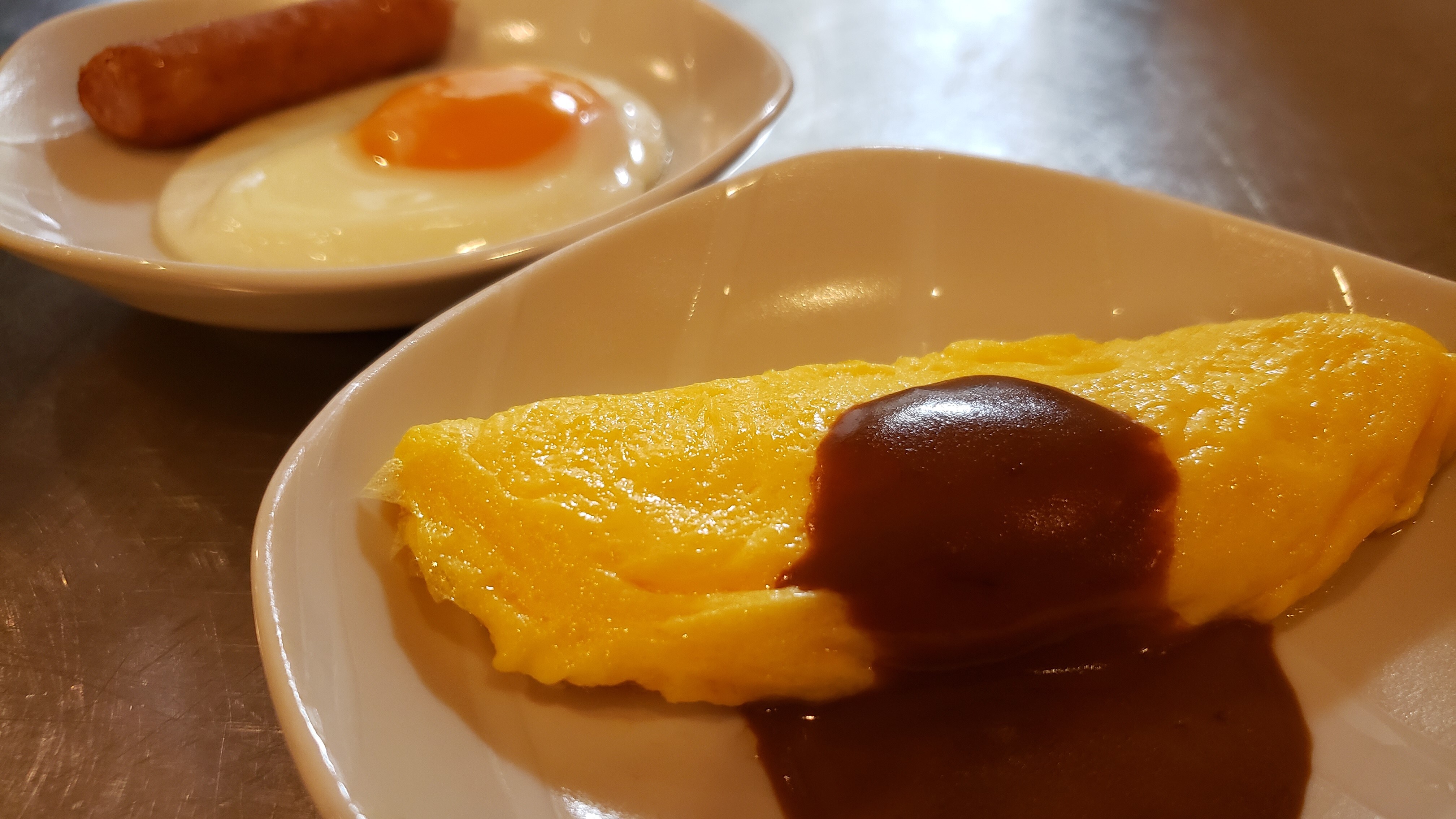Telur dadar segar dan telur goreng disajikan ♪ Anda dapat memilih antara telur dadar keju atau telur dadar tawar.