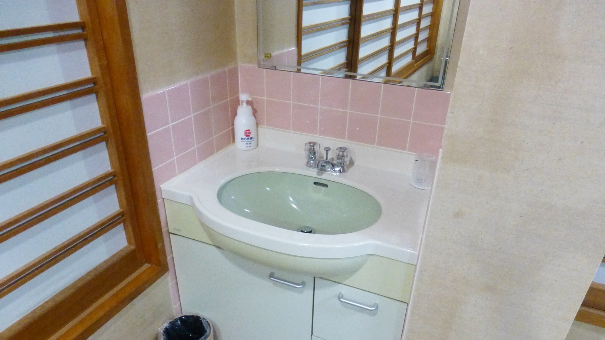 *Example of guest room: Japanese-style room of 11.5 tatami mats. A washbasin is provided inside the room.
