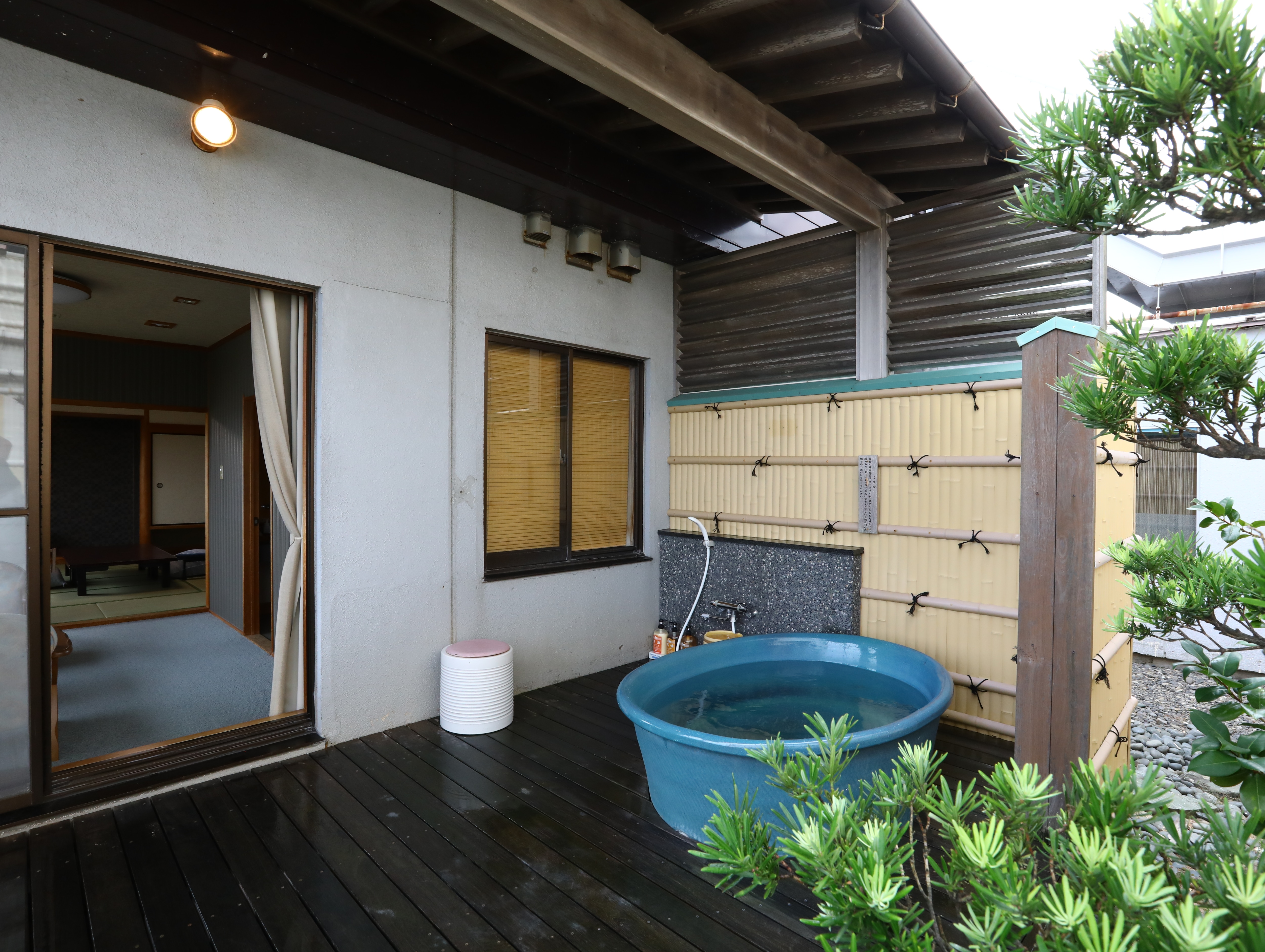 Japanese-style room with outdoor hot spring courtyard (image of outdoor courtyard)