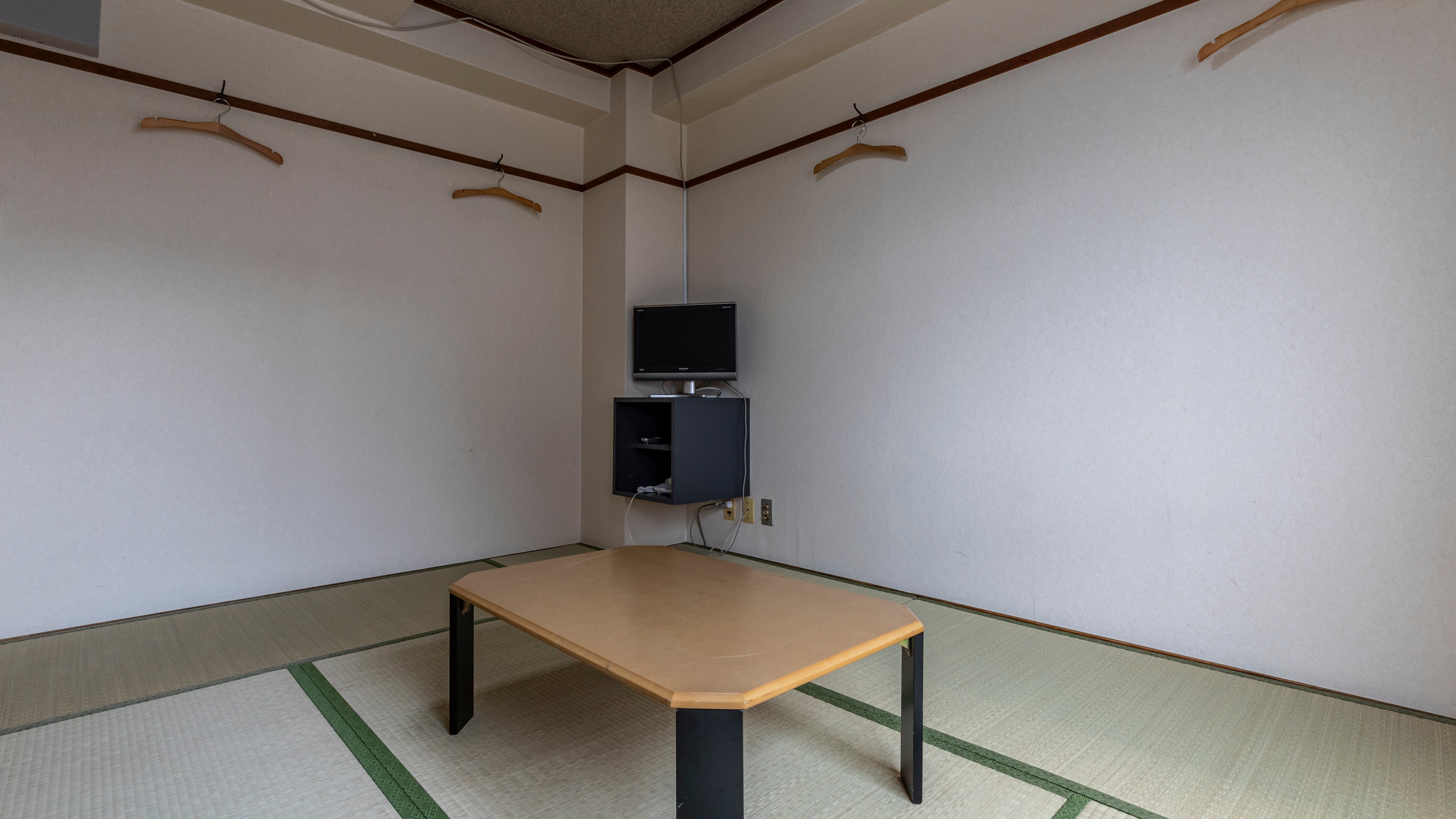 Japanese-style room for 1-3 people (shared bath and toilet)