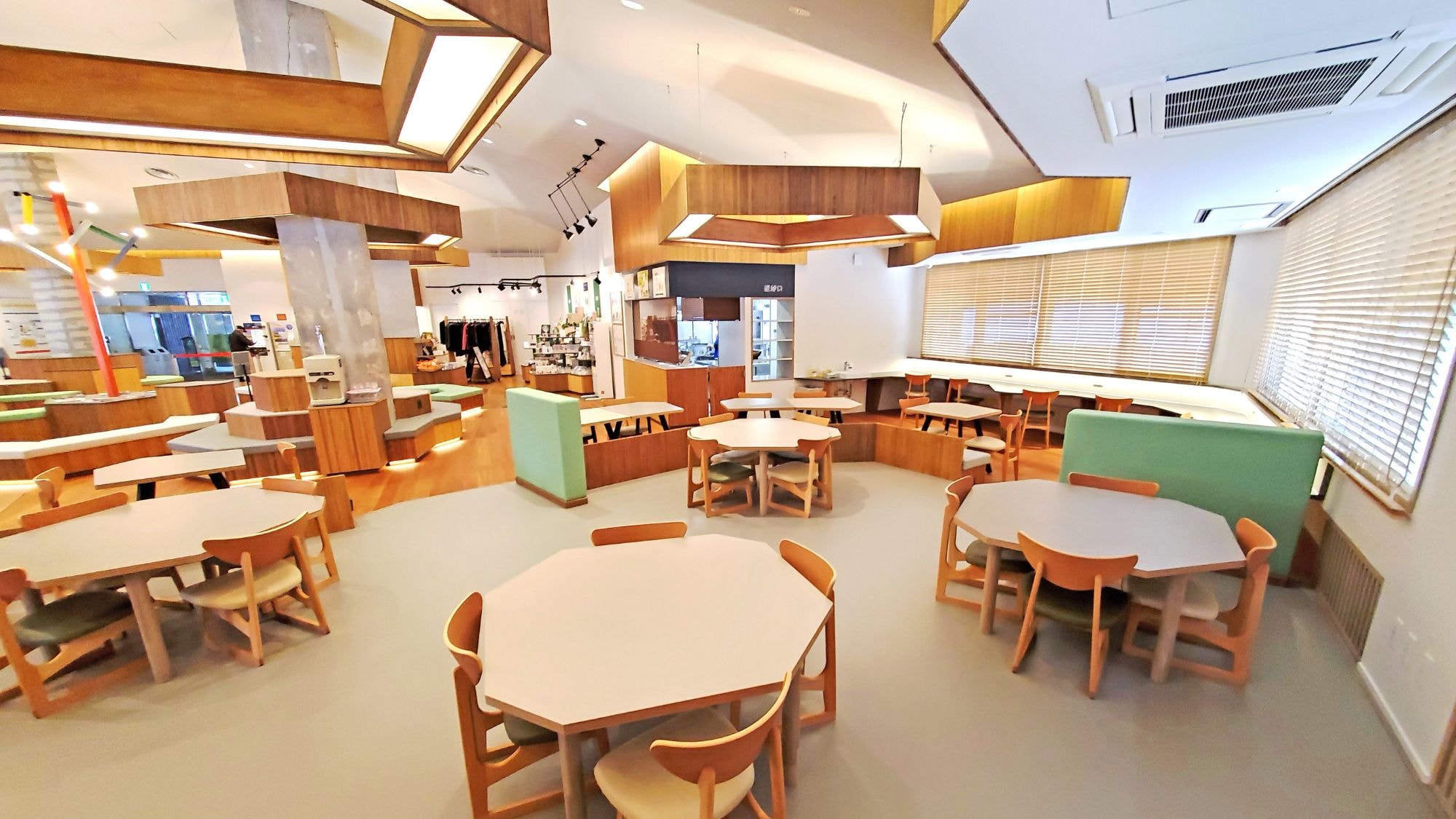 A cafe located inside Mizubasho. In addition to counter and table seating, there is also raised seating.