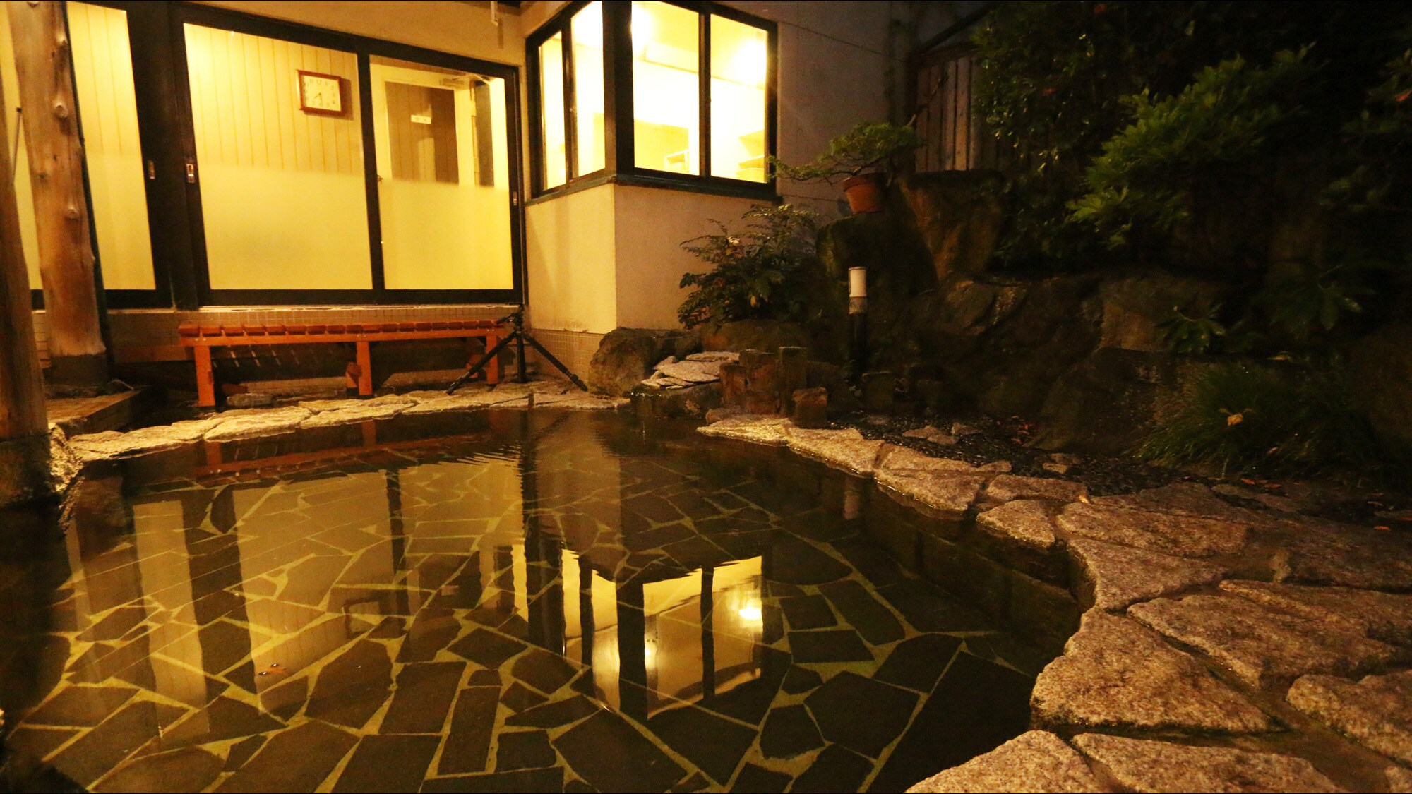 [Hot spring_open-air bath] The atmosphere is wonderful even at night