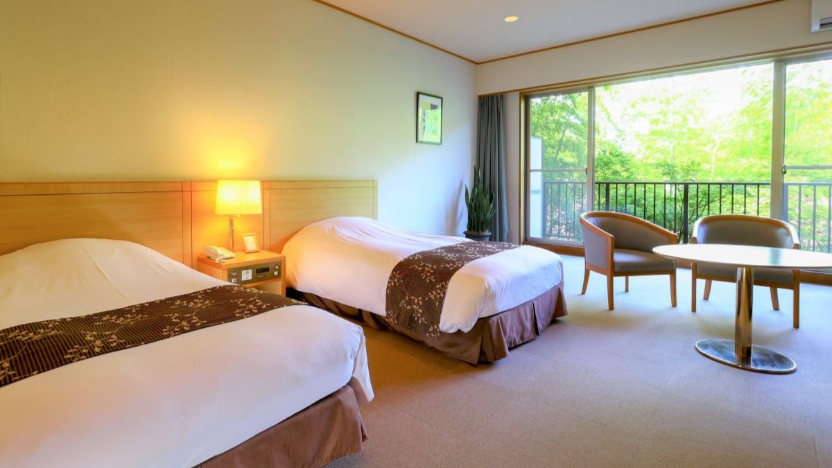 [Spacious Western-style twin room] A room where you can feel the nature as the sun shines through the large windows.