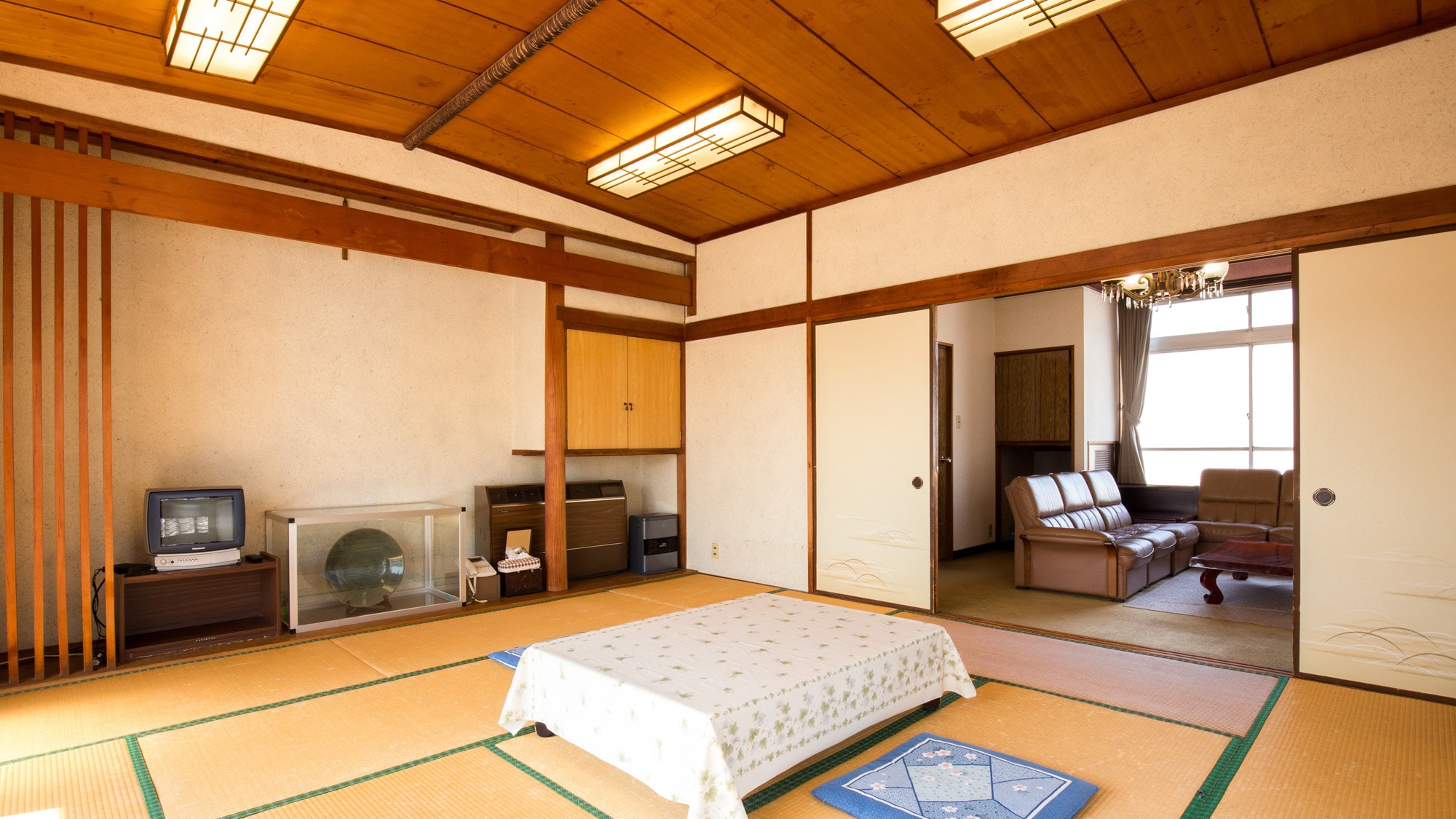 *[Guest room example: Ran] A Japanese-style room with 12 tatami mats and a 6 tatami mat sofa room.