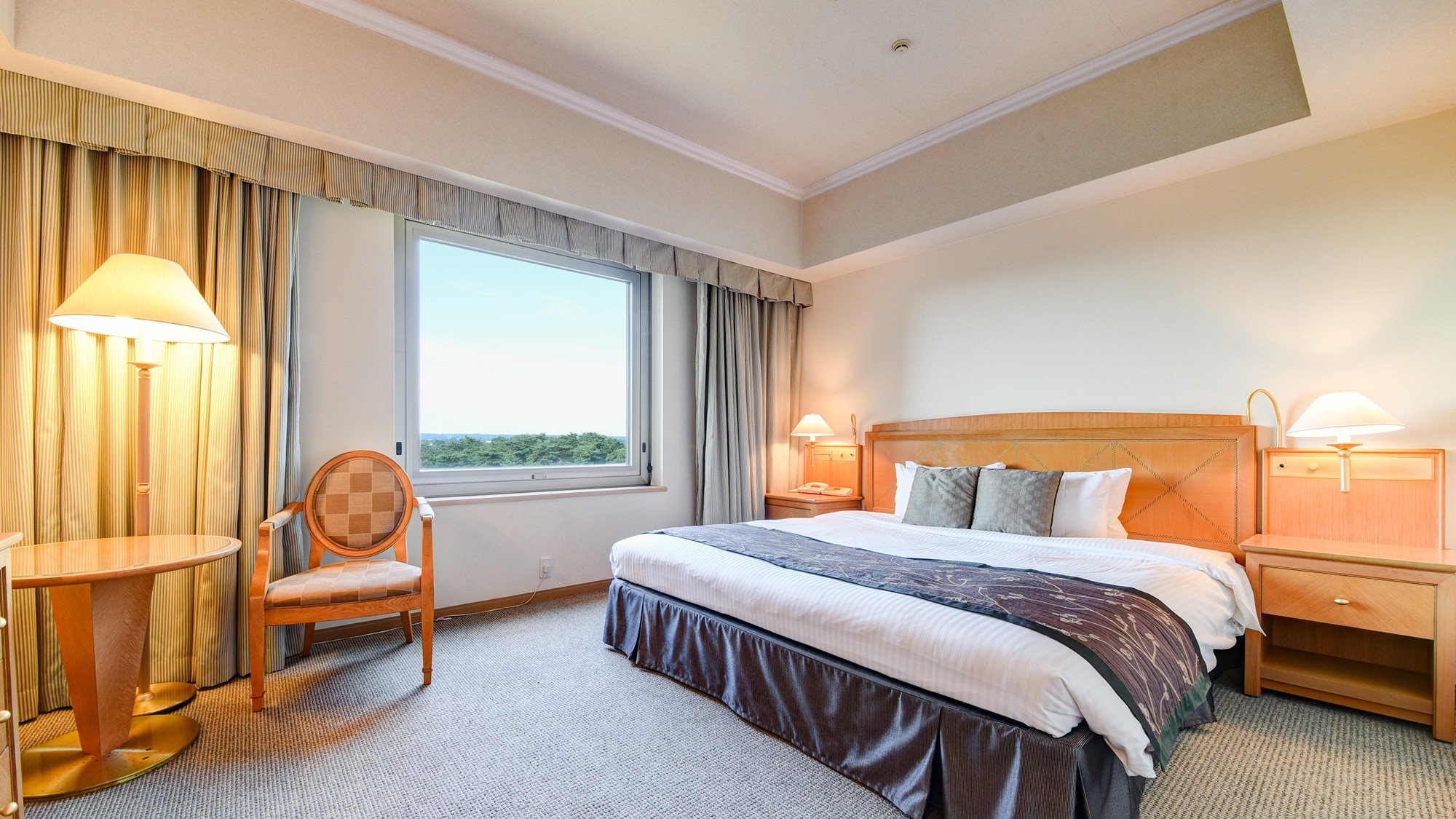 ** [Room (Standard Double)] You can see the beautiful hotel garden and the vast forest where you can feel the four seasons.