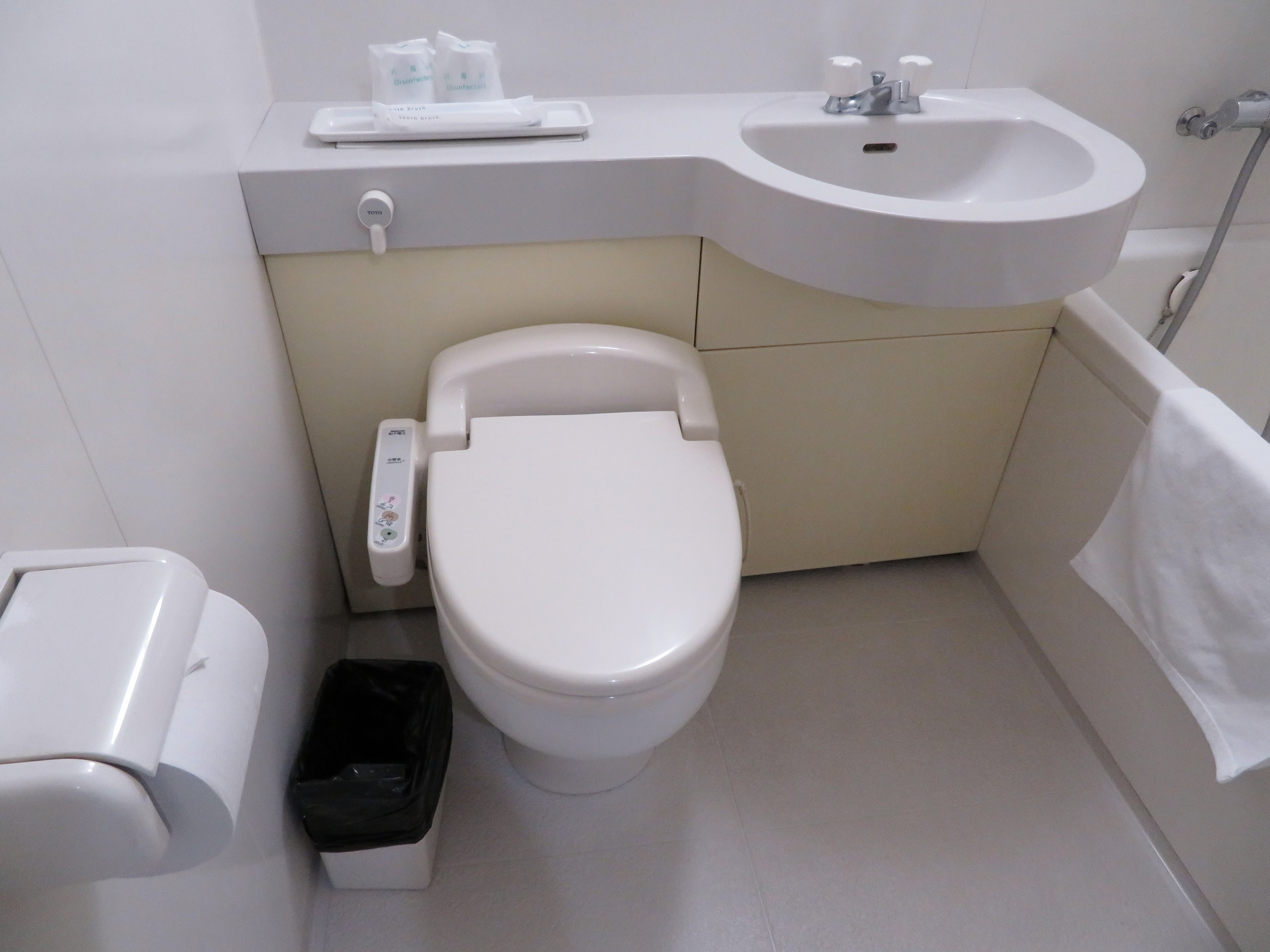 Unit bath (equipped with a toilet with a hot water washer)