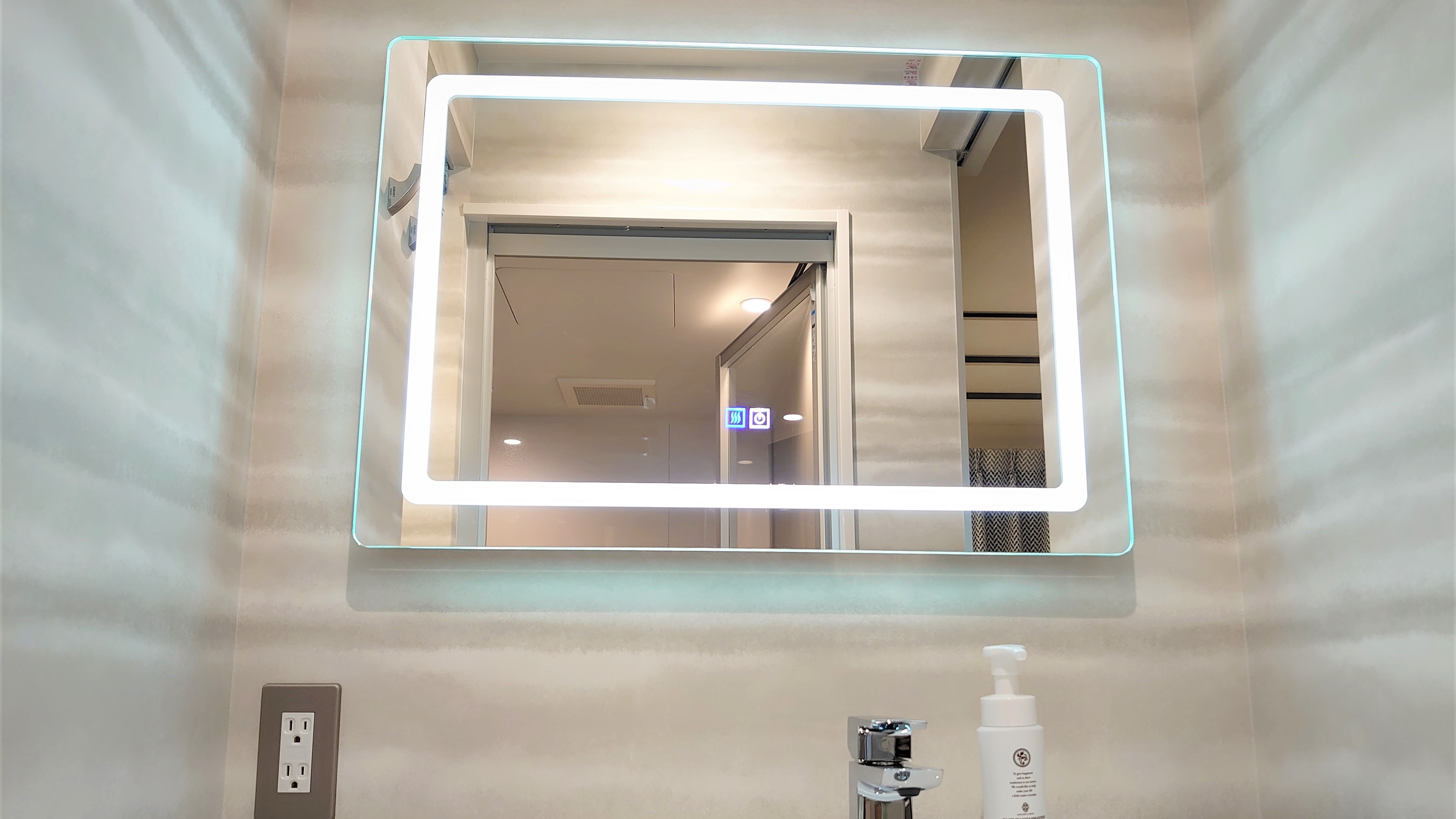 Executive room washing mirror
