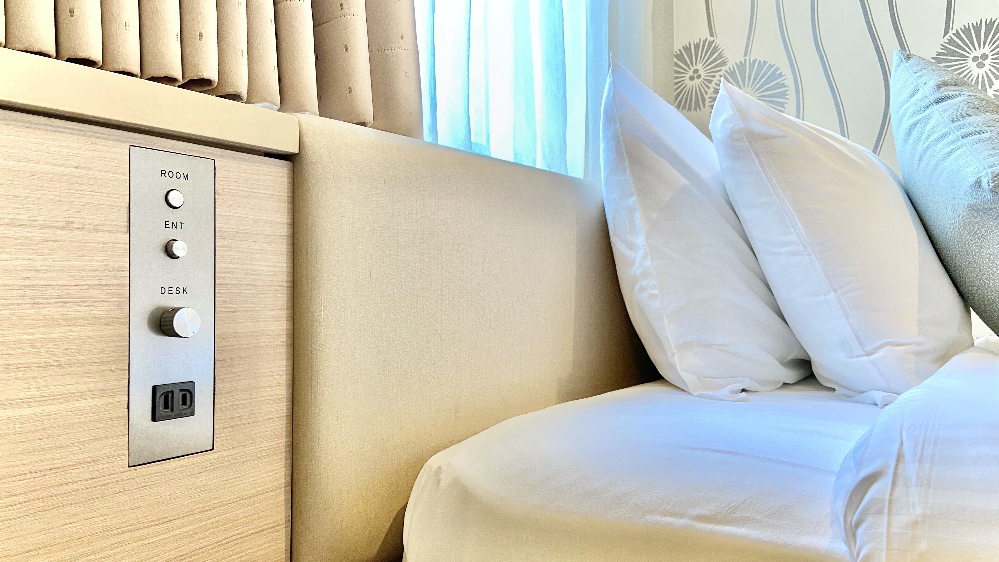Ổ cắm điện ở đầu giường