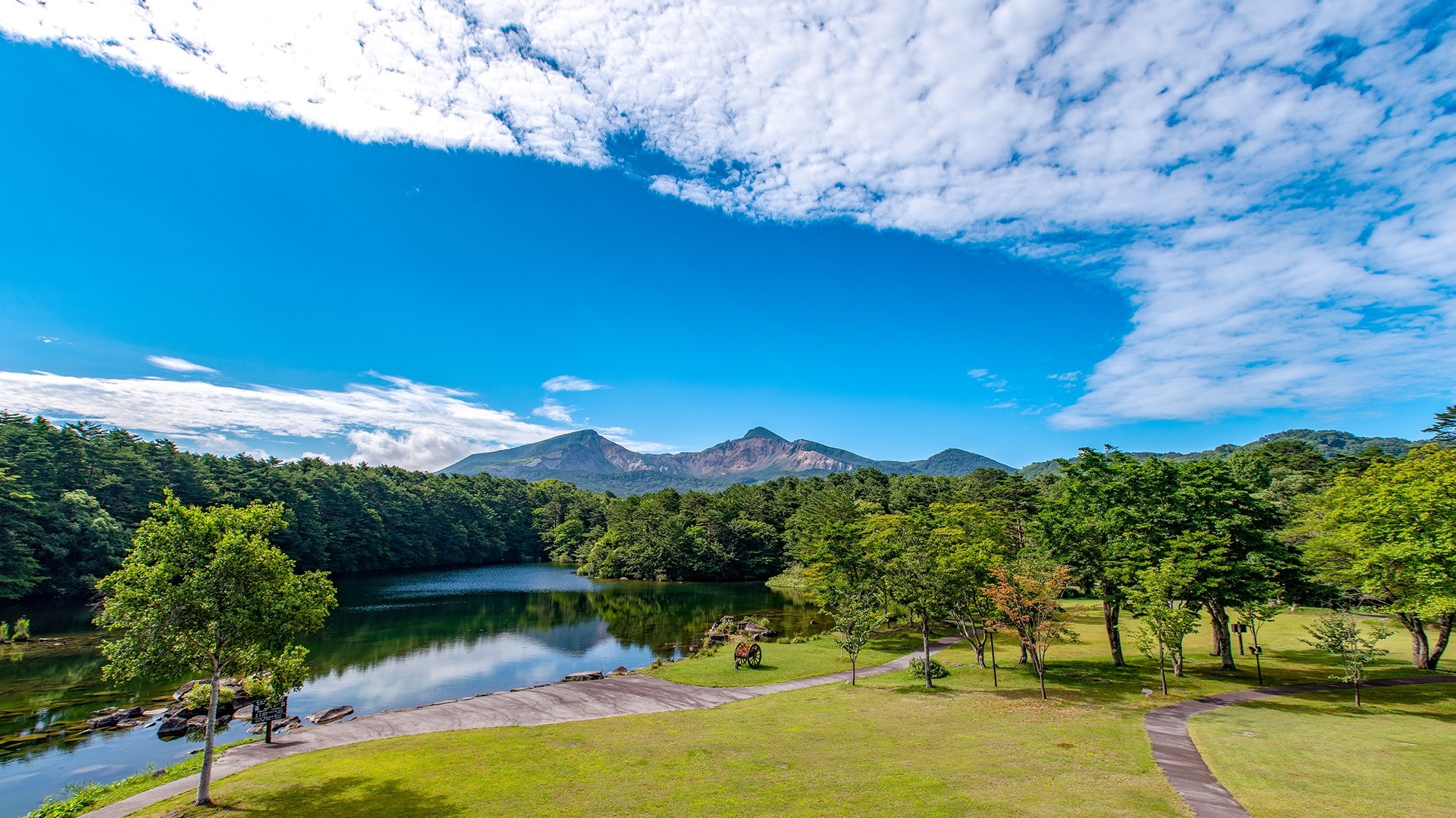 从后院可欣赏磐梯山和弥勒沼泽的壮丽景色