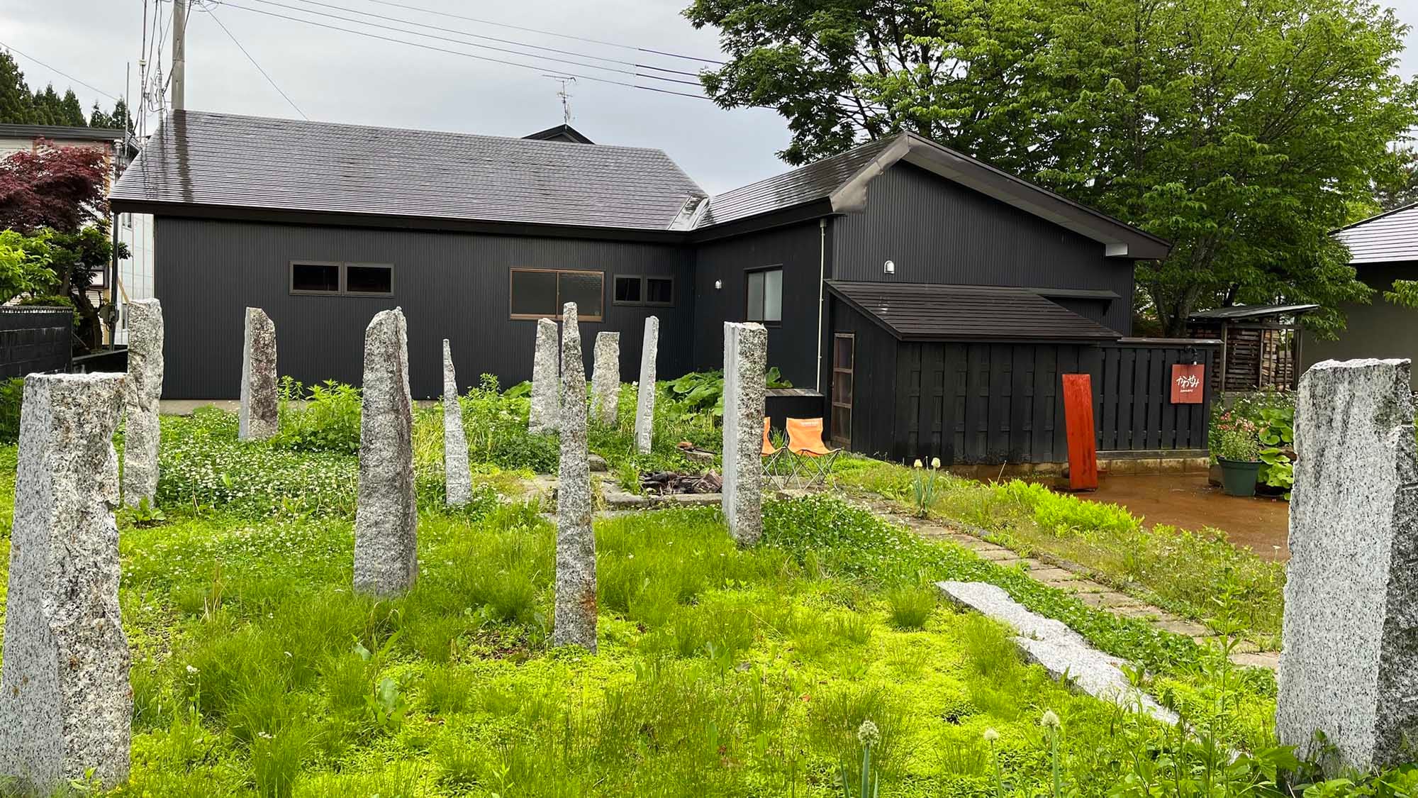 ・【石庭】 “翠鸟”和“猫头鹰”两栋住宿楼之间，分布着一座石庭。