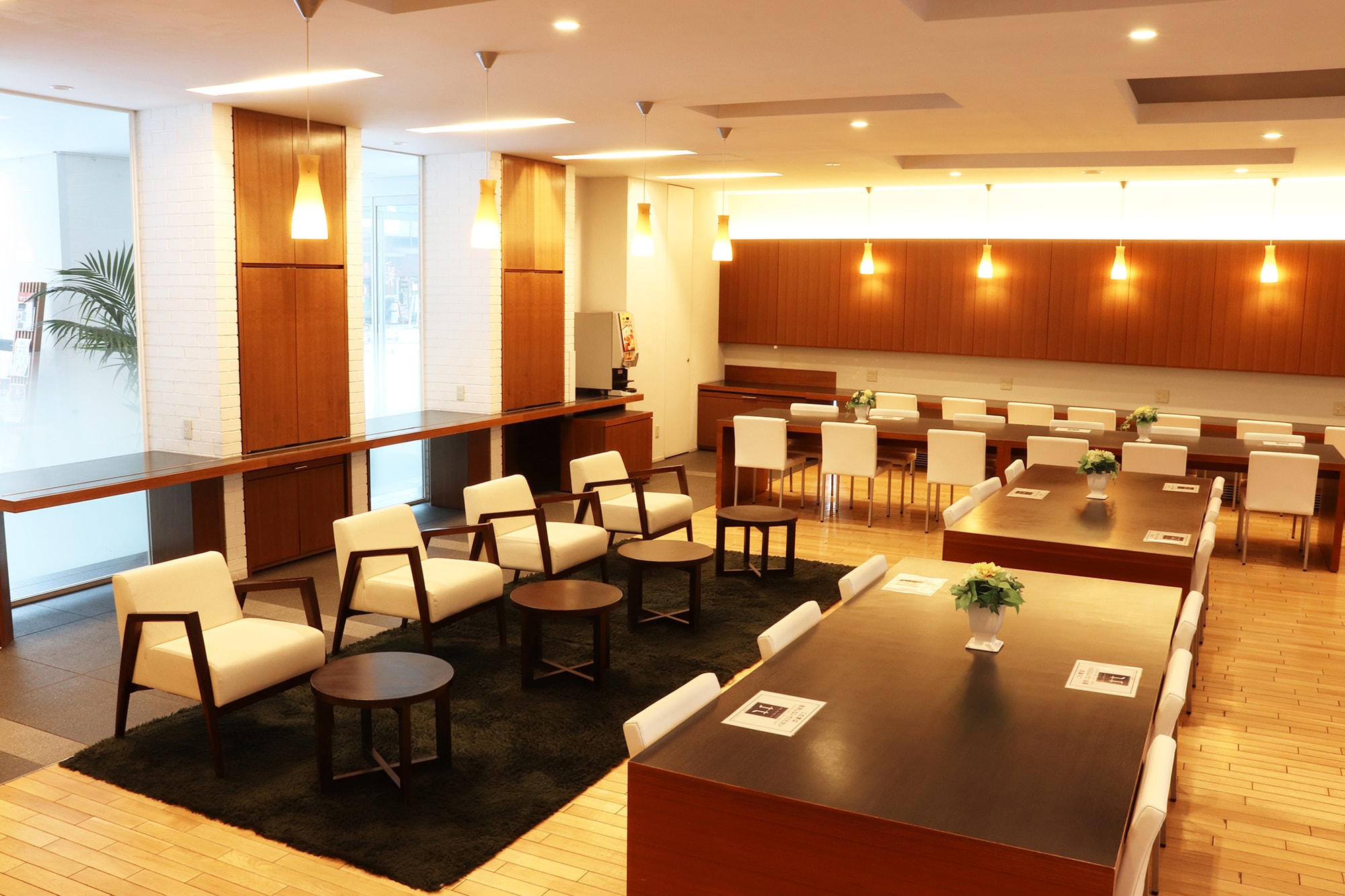 The lounge in front of the front desk can be used for work and meetings