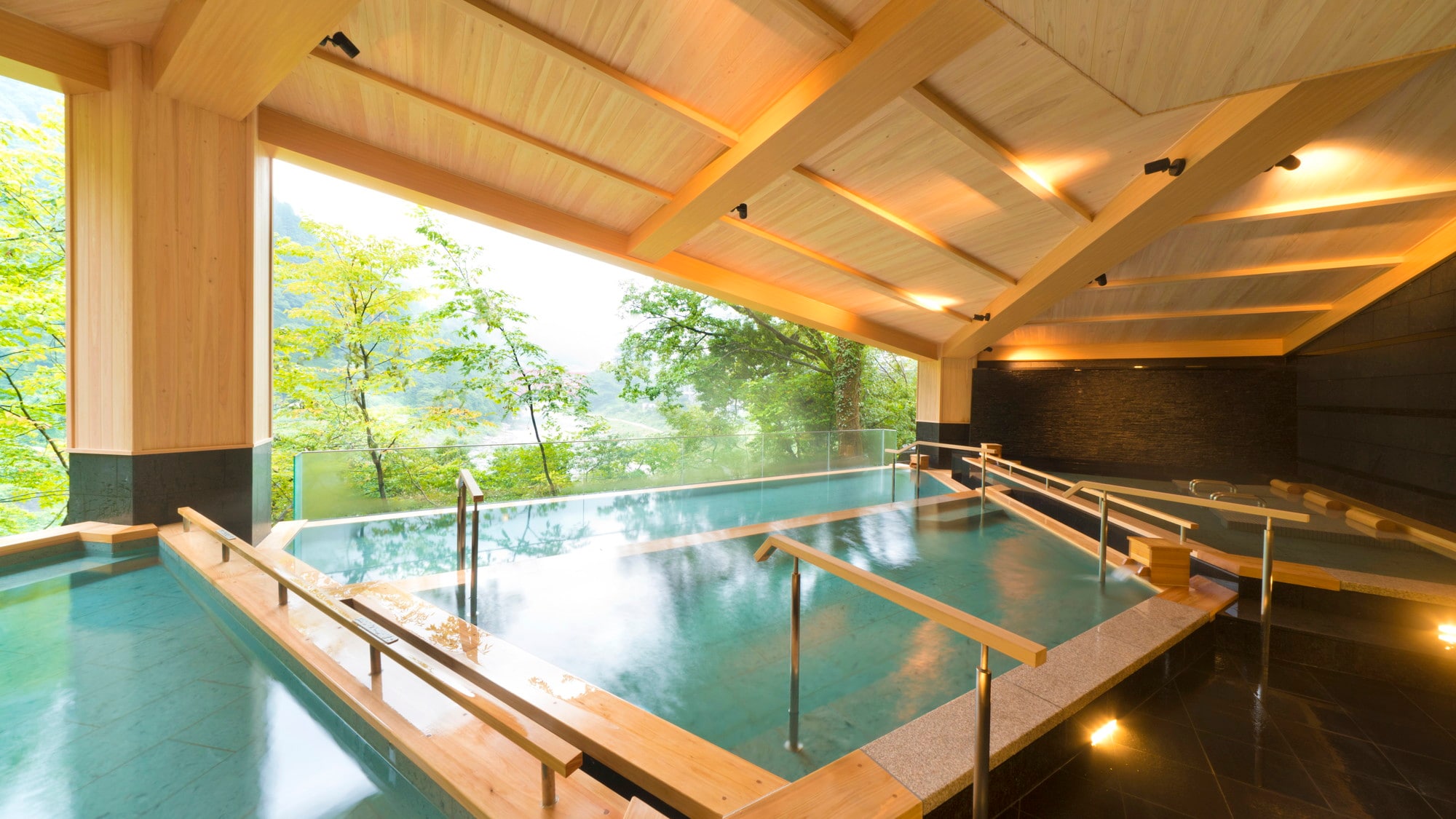 【展望露天風呂『棚湯』】黒部渓谷の雄大な景色をご覧いただけます。