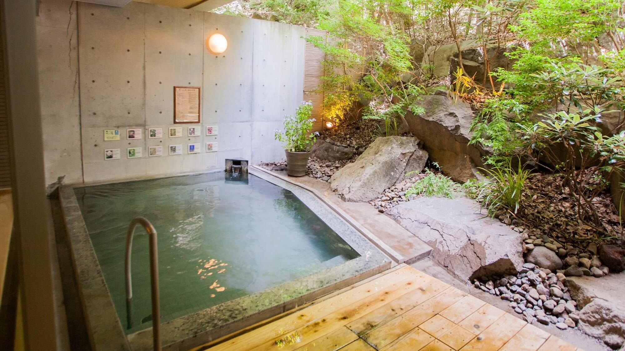 Open-air bath at the large hot spring bath "Hana Izumi no Yu"