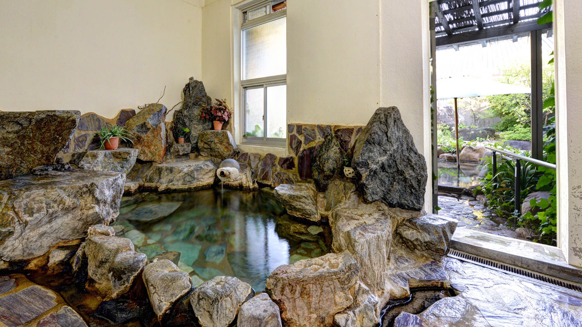 *Private bath/The luxury of being able to rent both the indoor bath and the open-air bath! Please enjoy your private moments to the fullest.