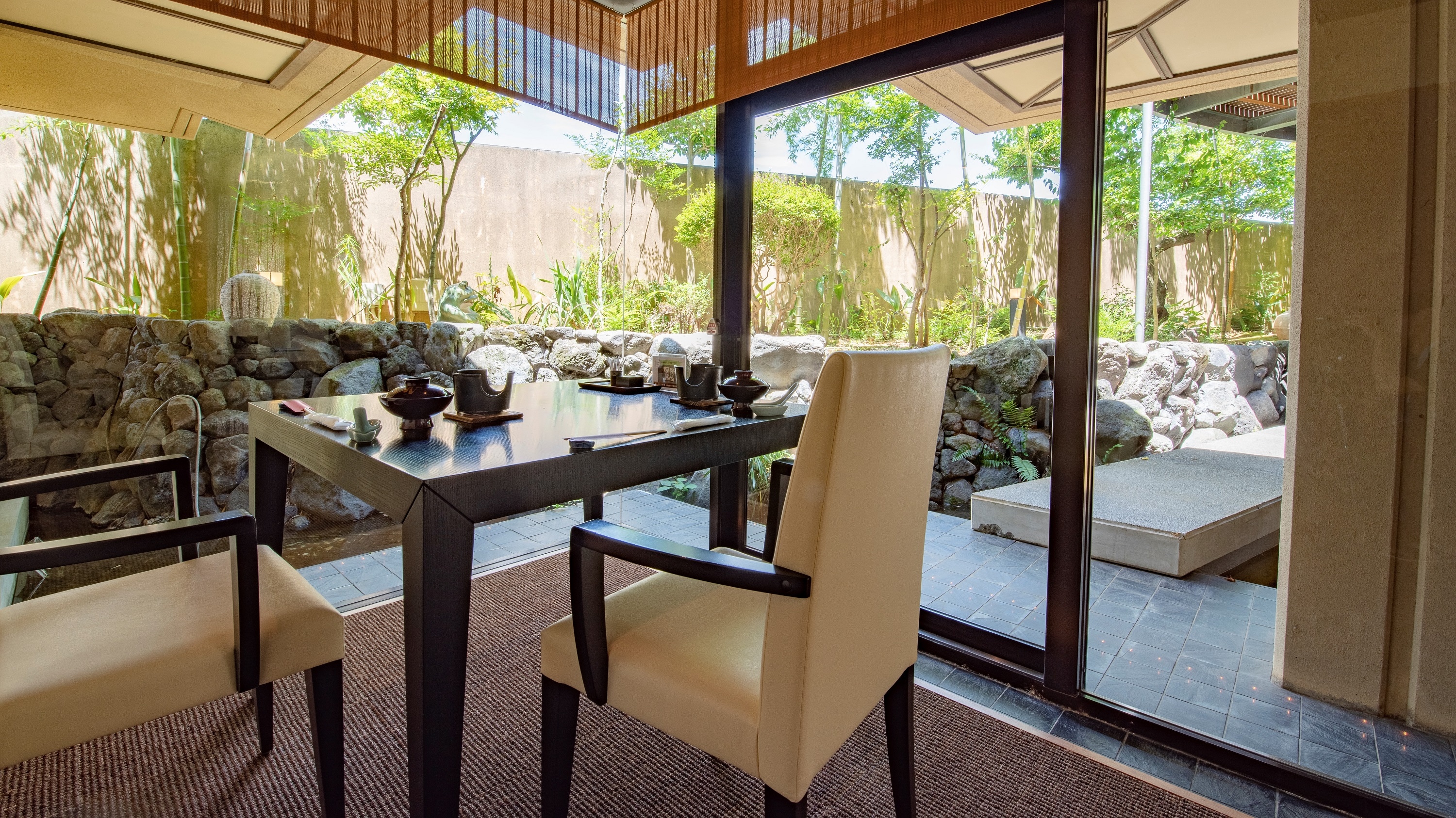 Private room facing the courtyard