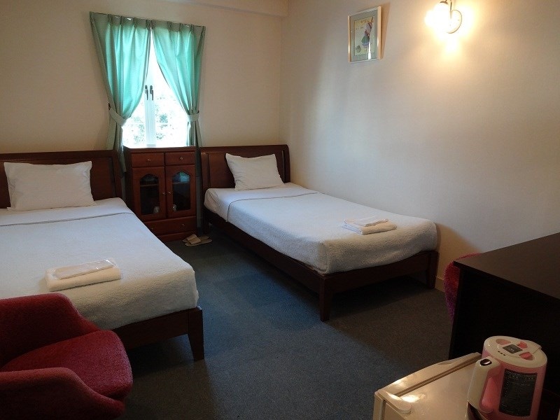 Twin bedroom (summer)