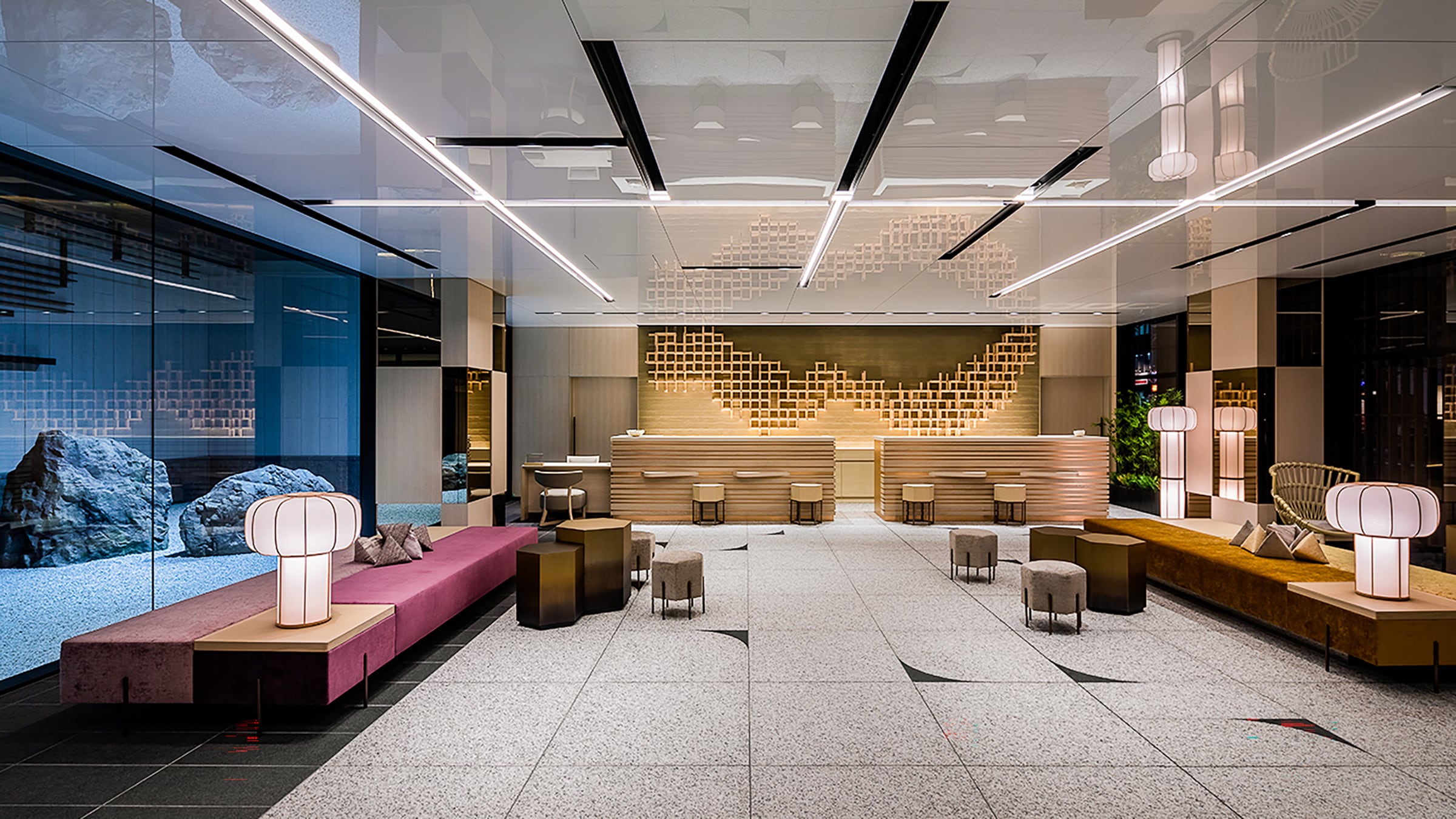 <Hotel Lobby> A stylish space where you can feel the harmony of Kyoto with traditional eaves and lattices and the image of a townhouse